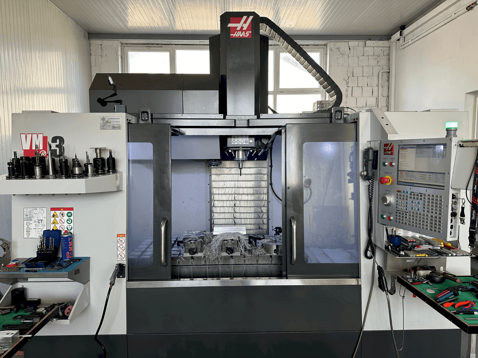 Čelní pohled  na HAAS VM-3  stroj