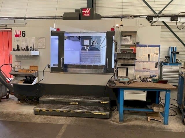 Čelní pohled  na HAAS VM-6  stroj