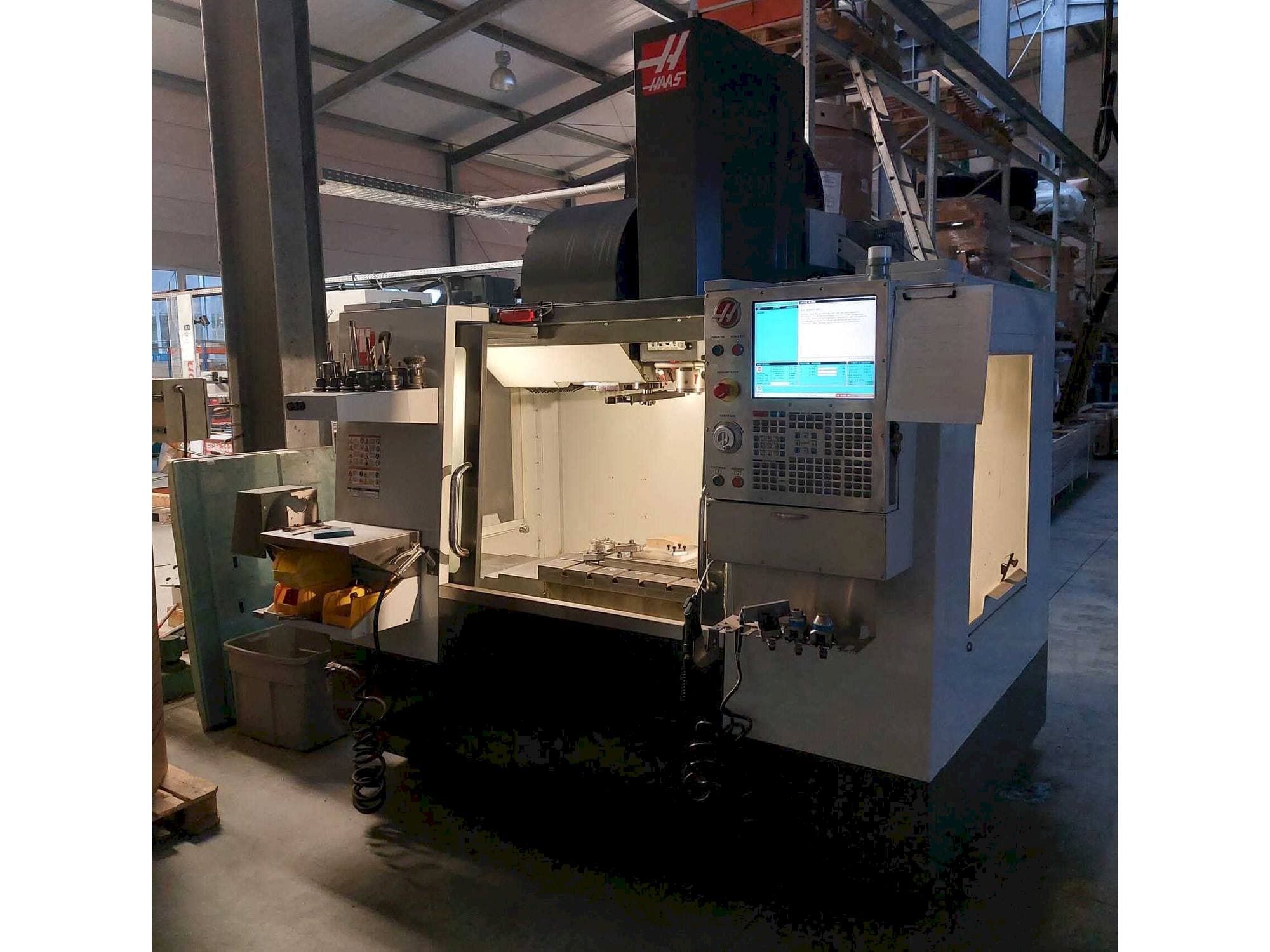 Čelní pohled  na HAAS VM-2  stroj