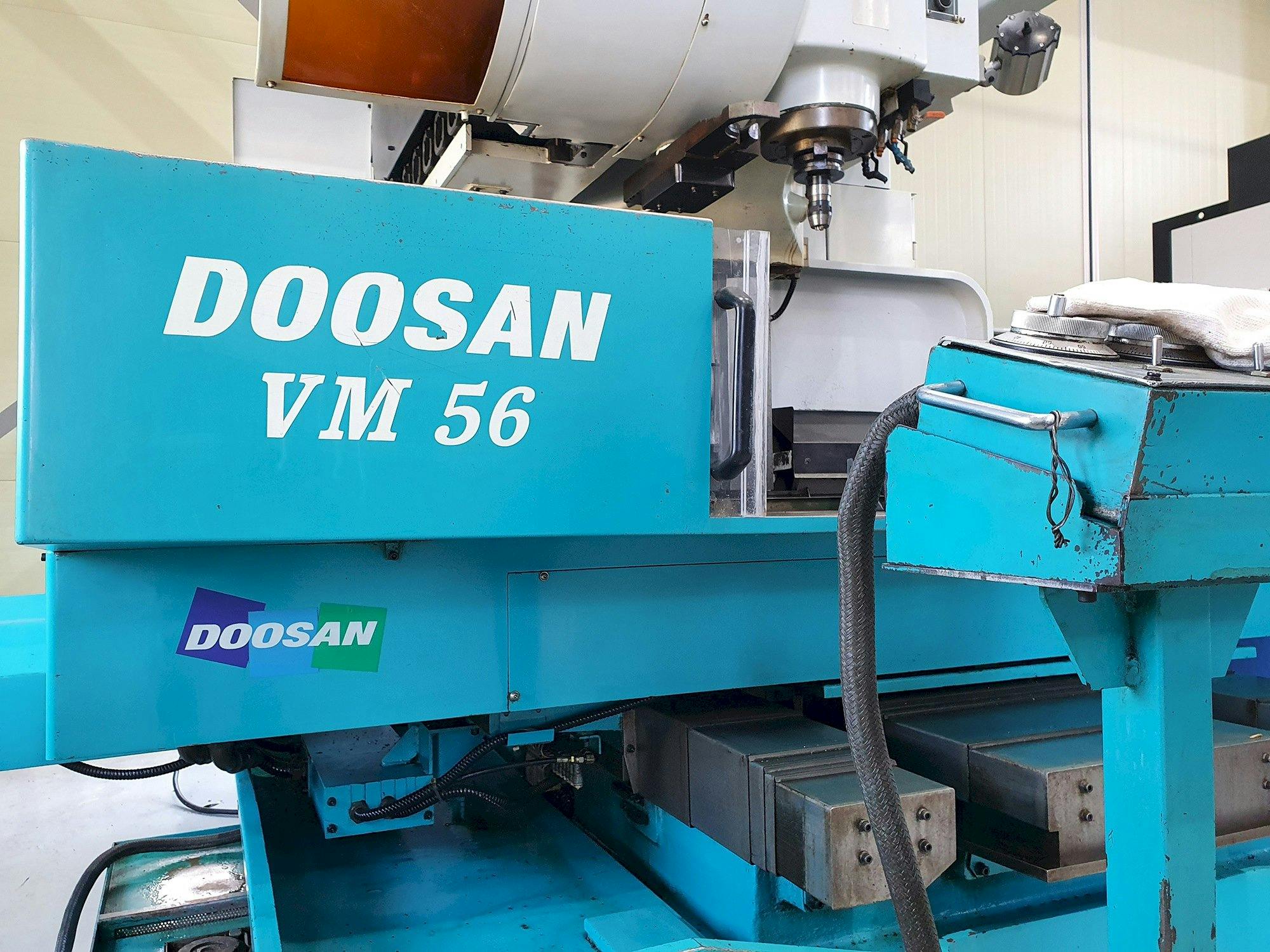 Čelní pohled  na Doosan VM56  stroj