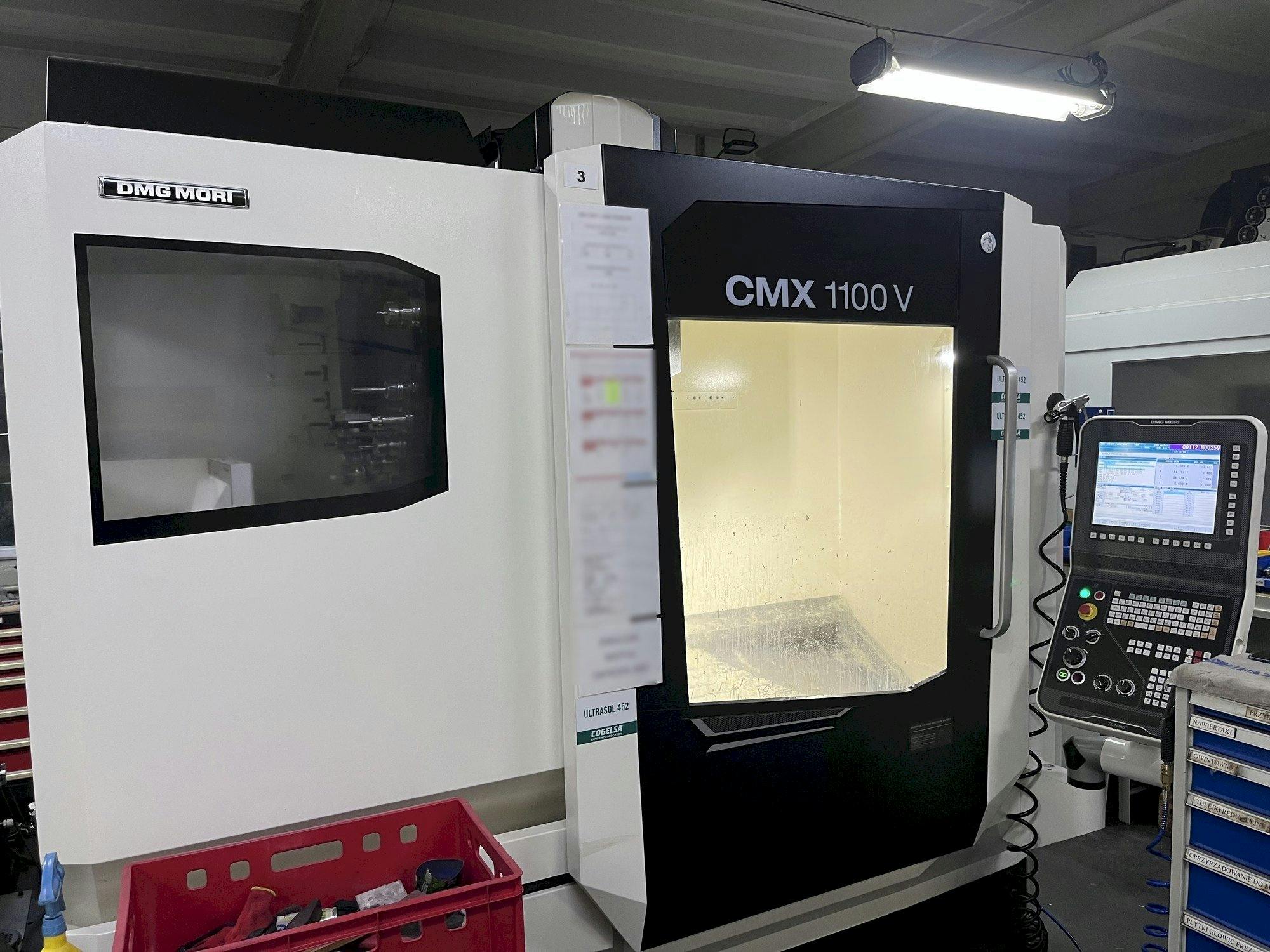 Levý boční pohled  na DMG MORI CMX 1100 V  stroj