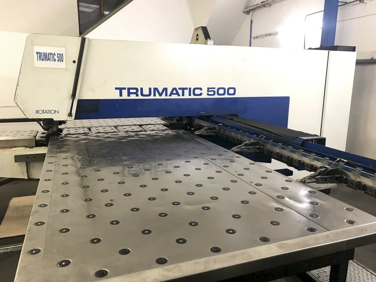 Čelní pohled na Trumpf Trumatic 500R stroj