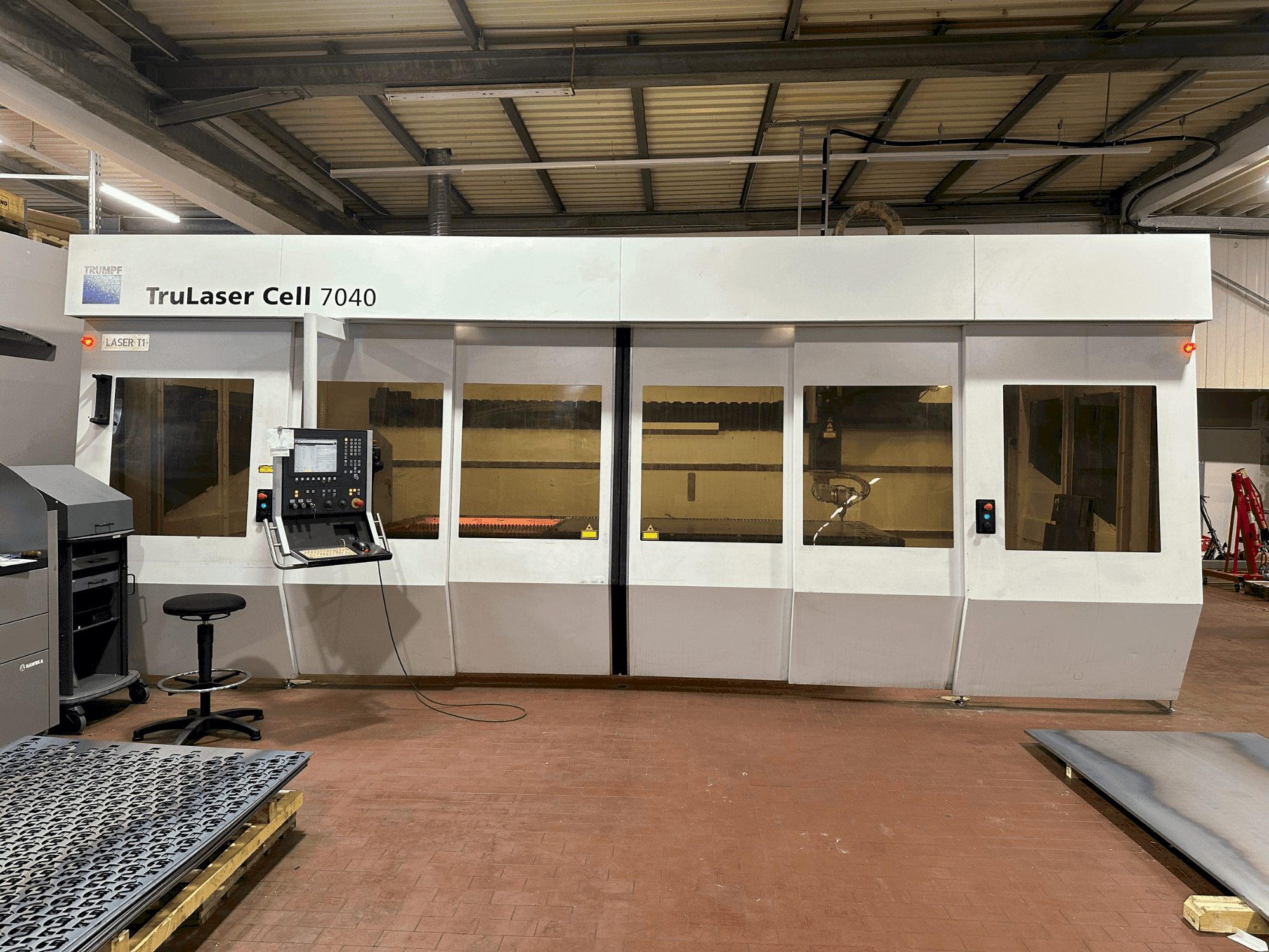 Čelní pohled na TRUMPF TruLaser Cell 7040 stroj