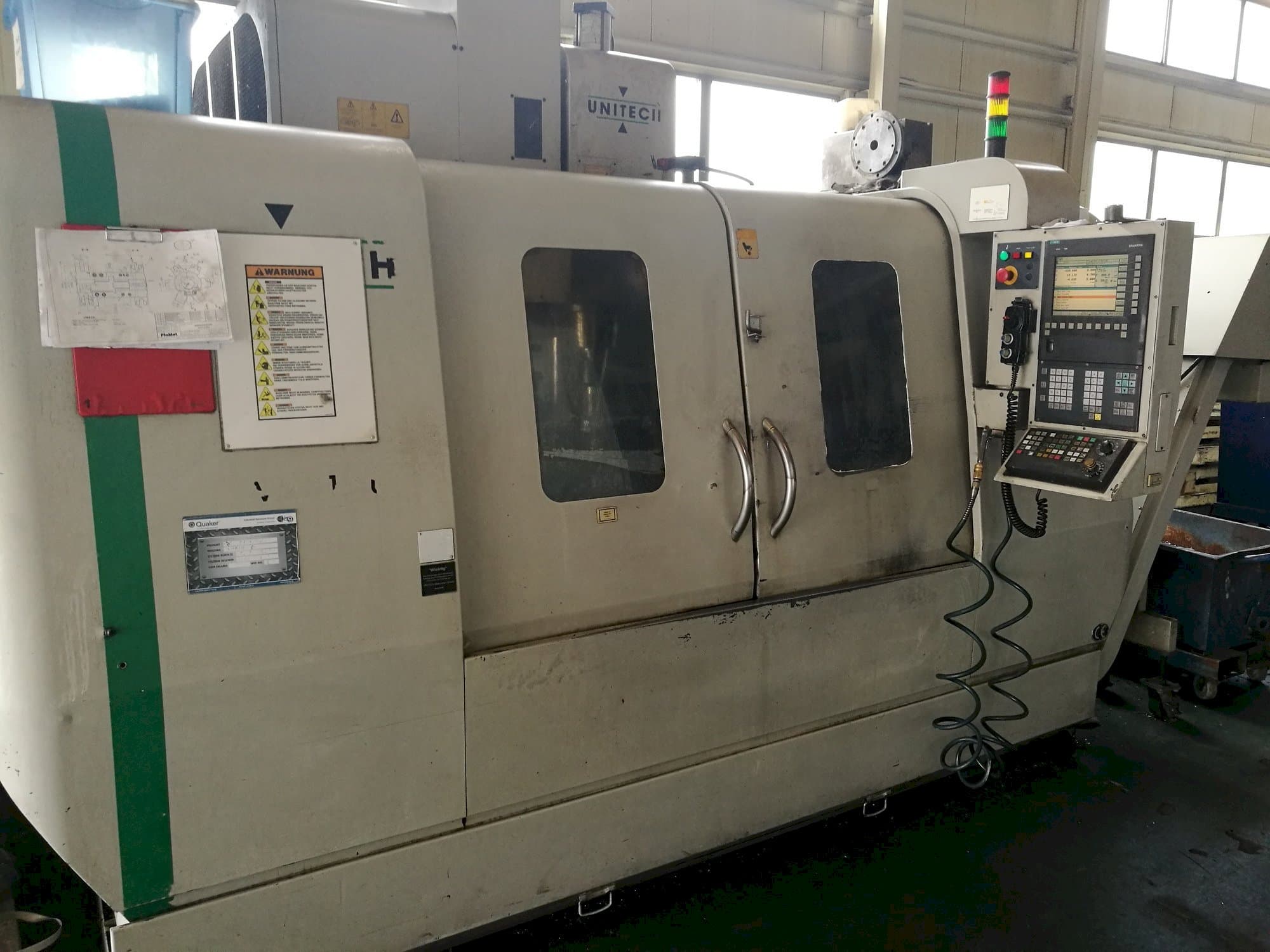Čelní pohled na UNITECH VMC-1250P3 stroj