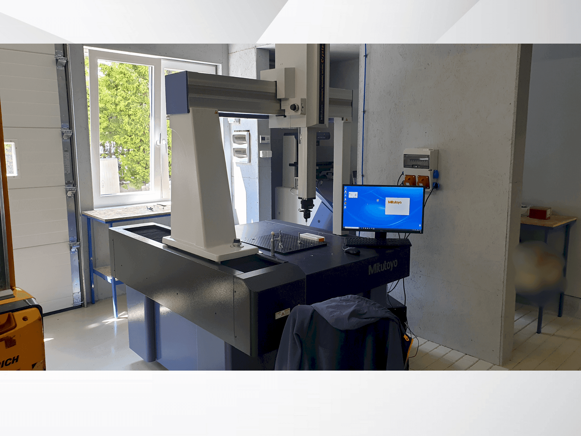 Čelní pohled  na Mitutoyo MITUTOYO Crysta Plus M 776  stroj