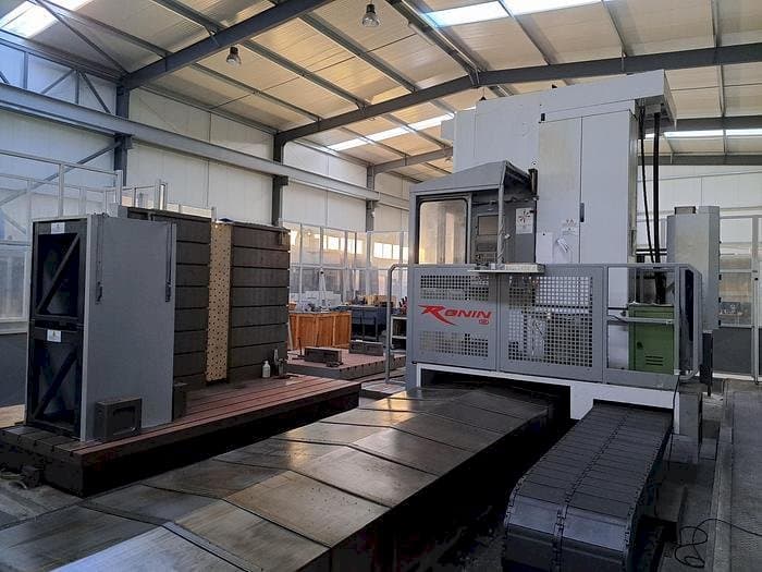 Čelní pohled na FPT RONIN stroj