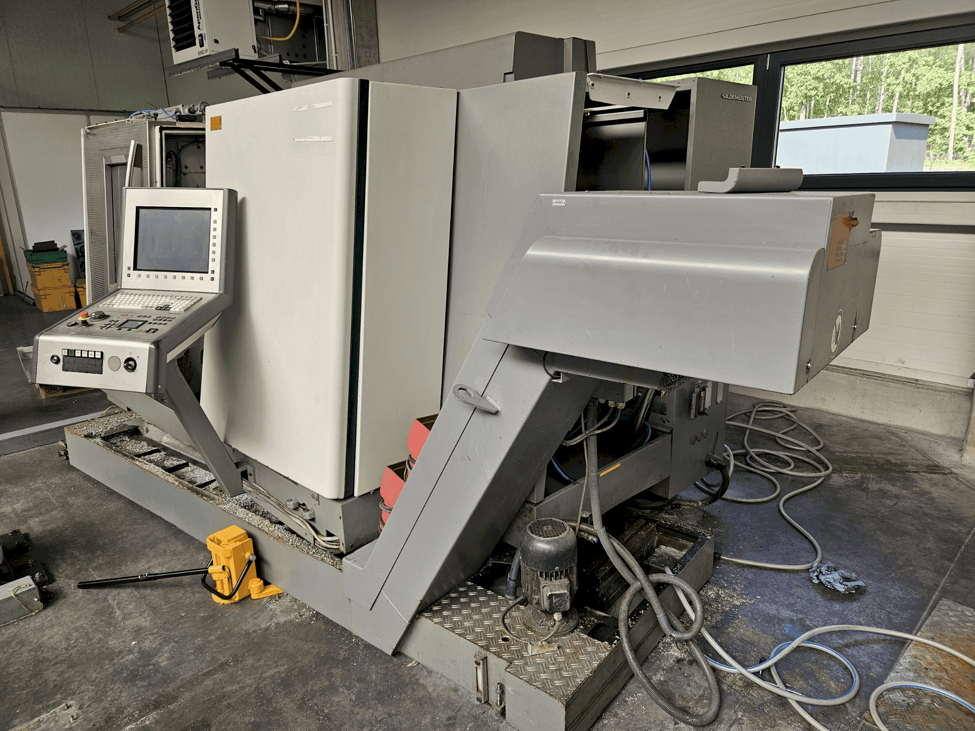 Čelní pohled na Gildemeister CTX 420 Linear stroj