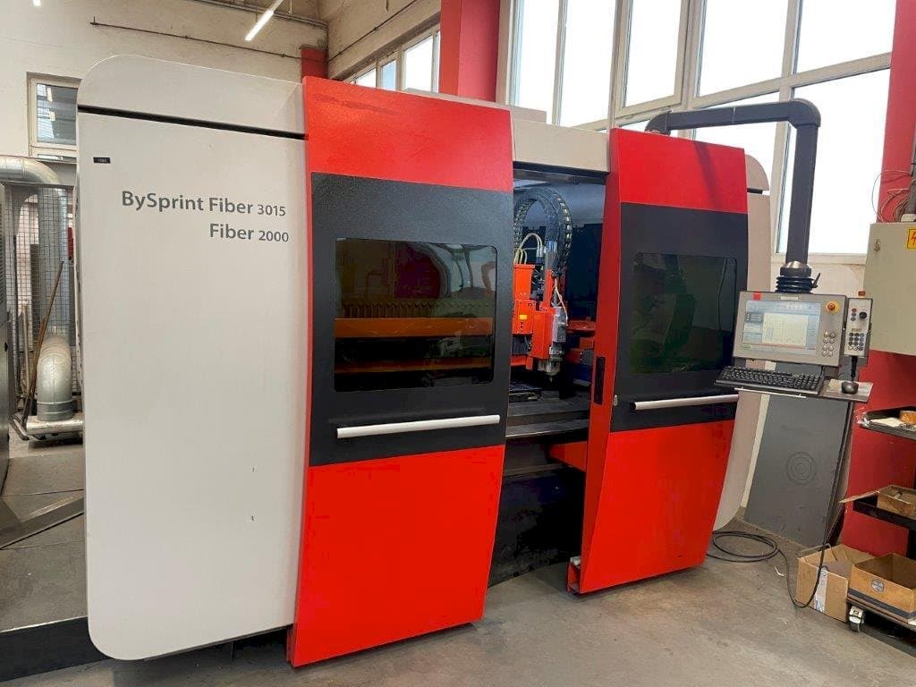 Levý boční pohled na Bystronic BySprint Fiber 3015 stroj