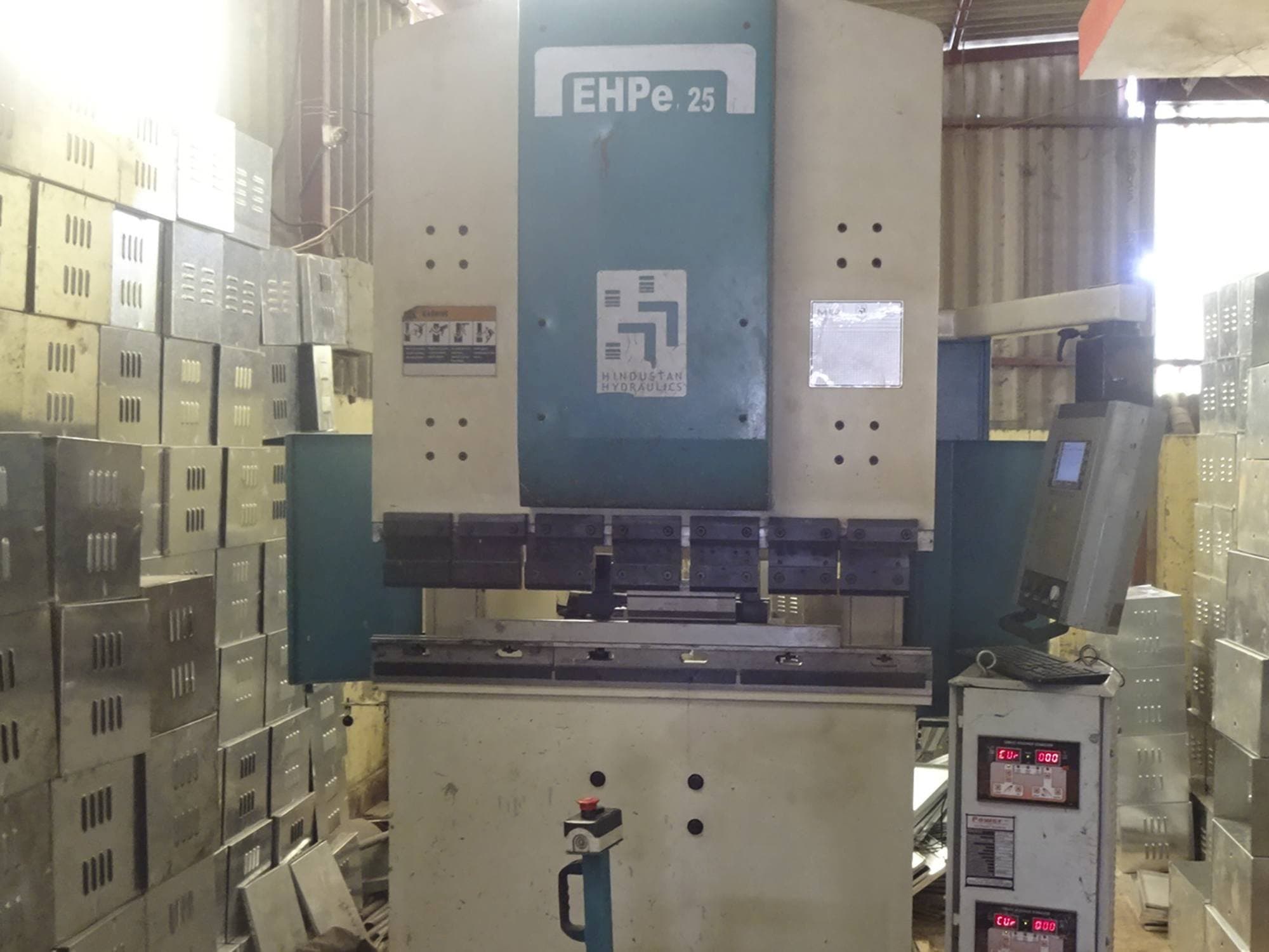 Čelní pohled na Hindustan Hydraulics EHPe 25 stroj