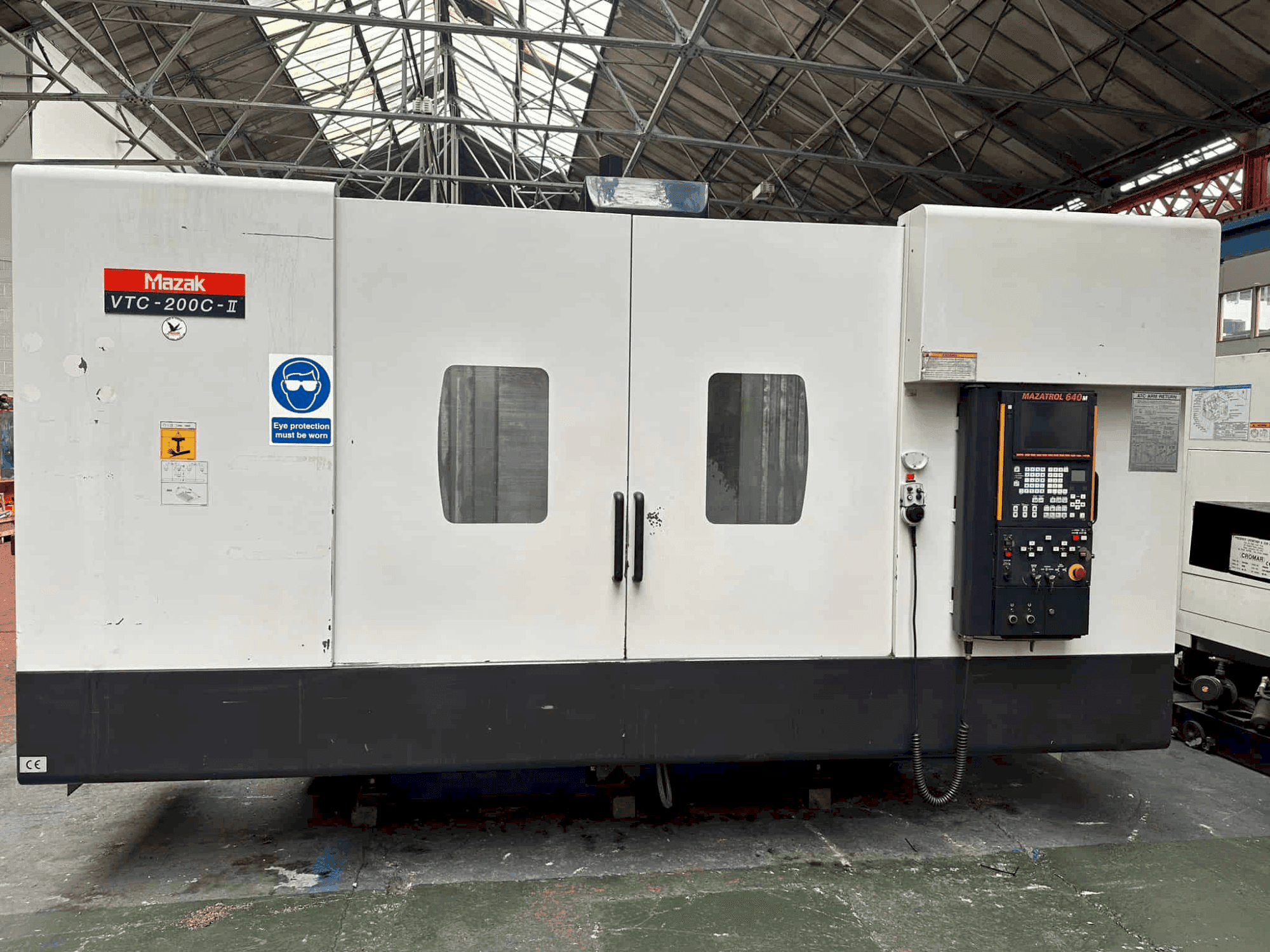 Čelní pohled  na Mazak VTC - 200C  stroj