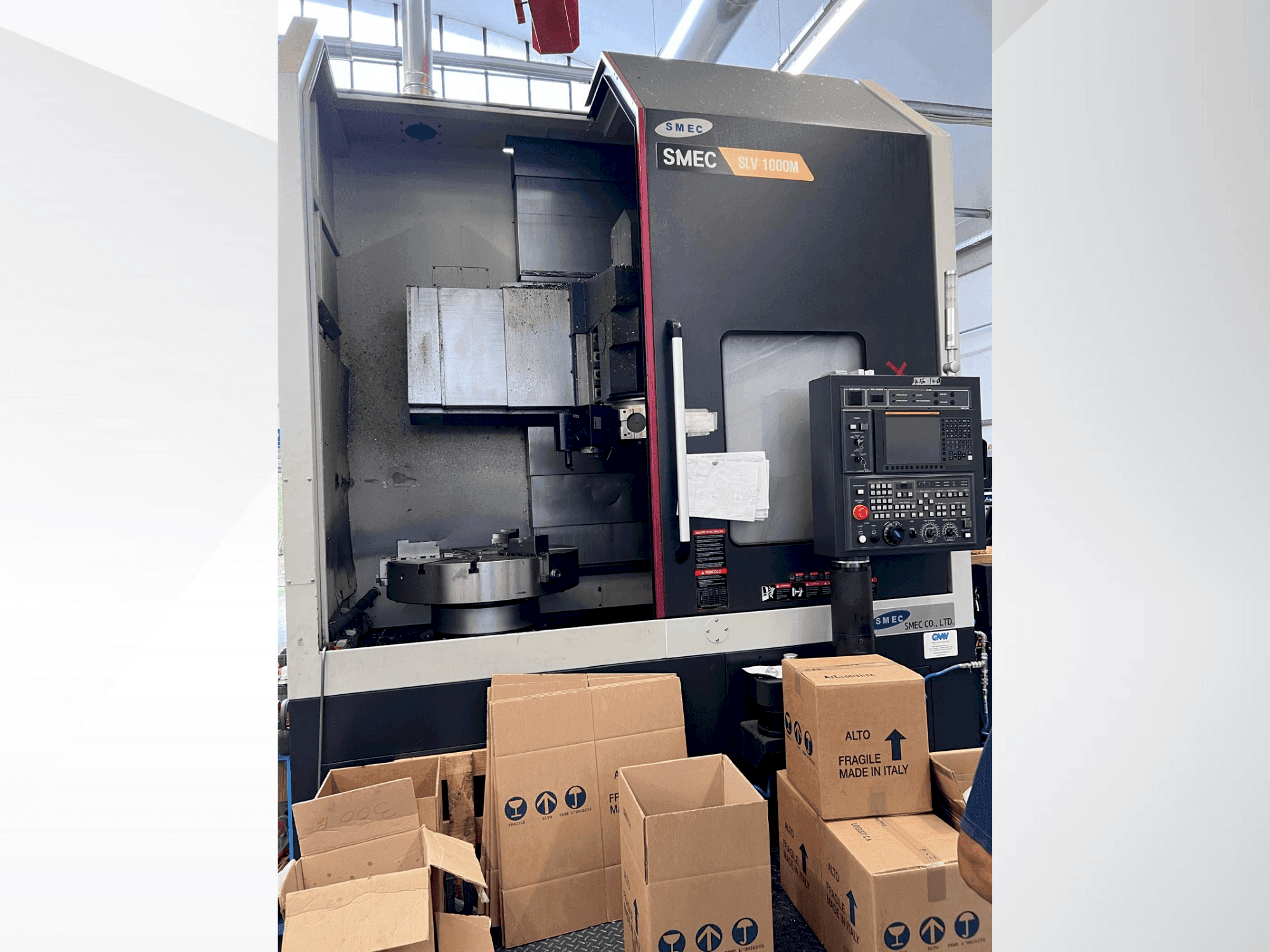 Čelní pohled na SMEC SLV1000M stroj