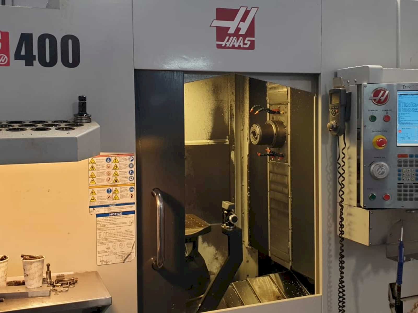 Čelní pohled na HAAS EC400 stroj