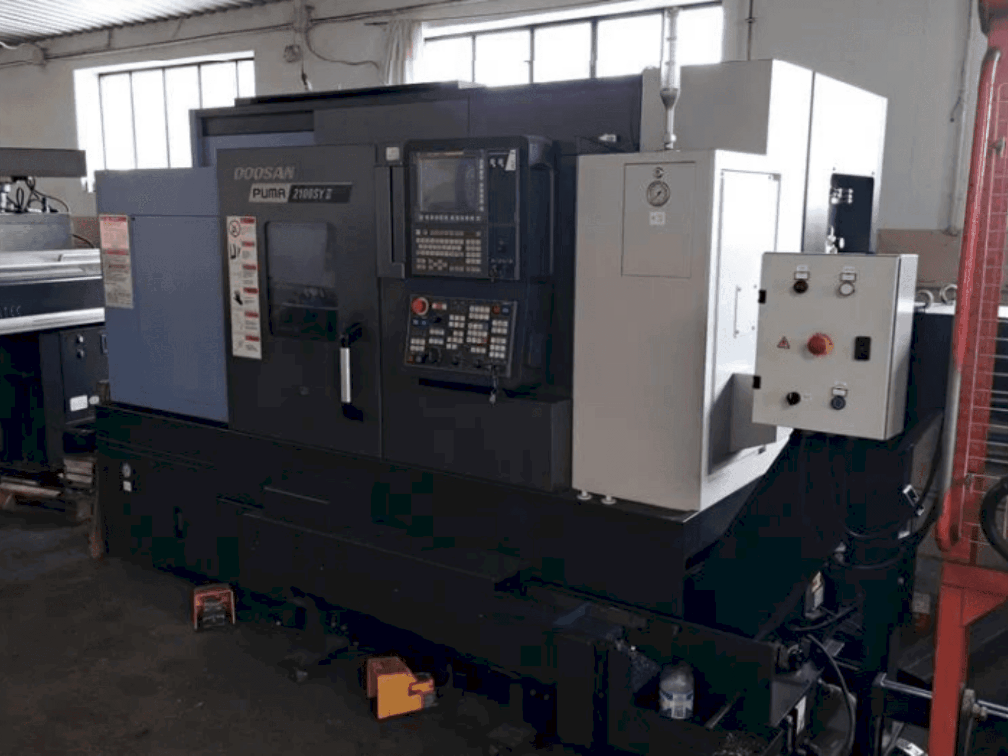 Čelní pohled  na DOOSAN PUMA 2100 SY II  stroj