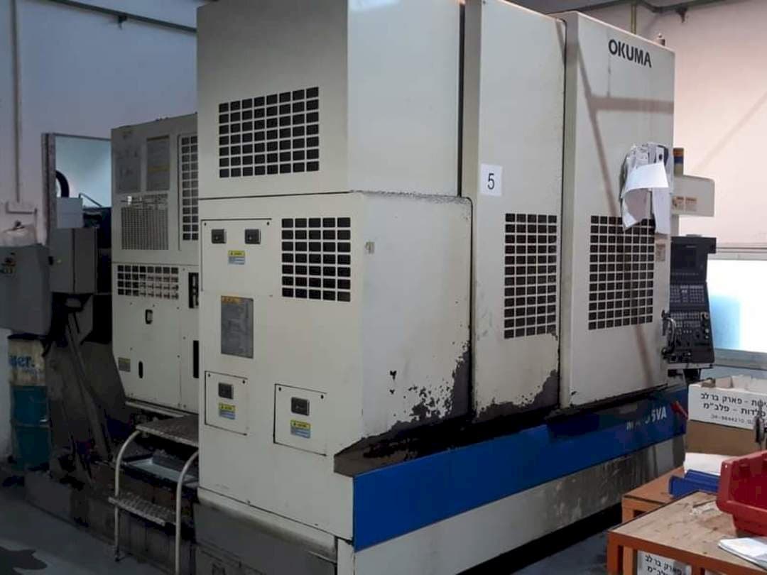 Čelní pohled na Okuma MX-55 VA stroj