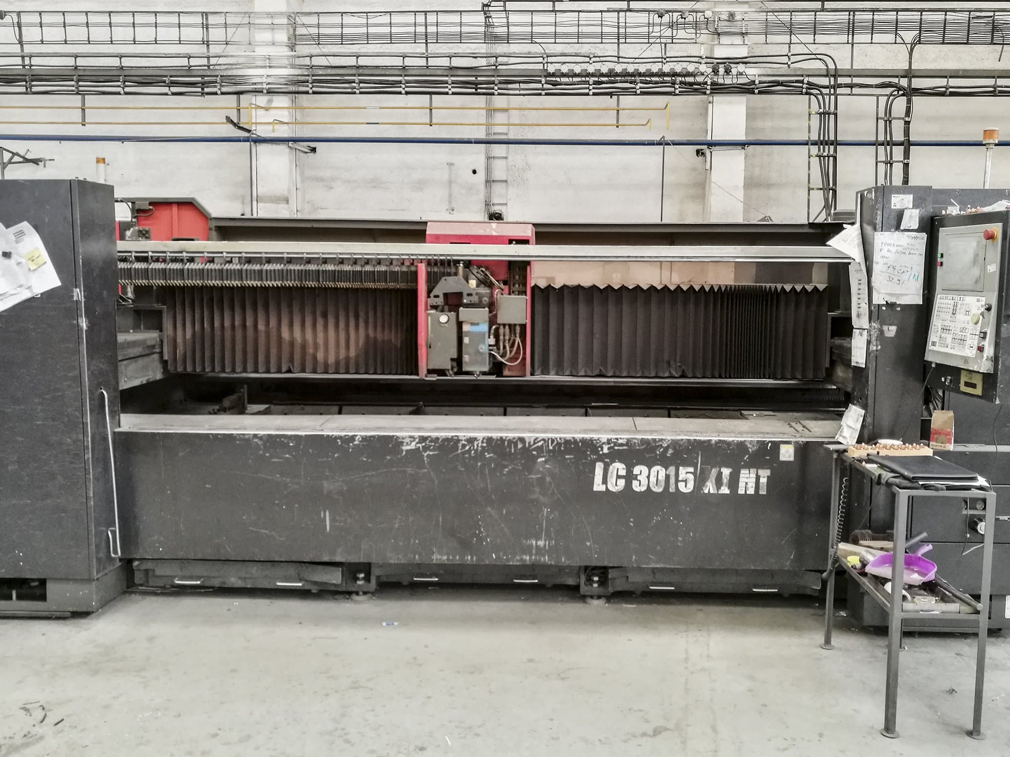 Čelní pohled na AMADA LC 3015 X1 NT stroj