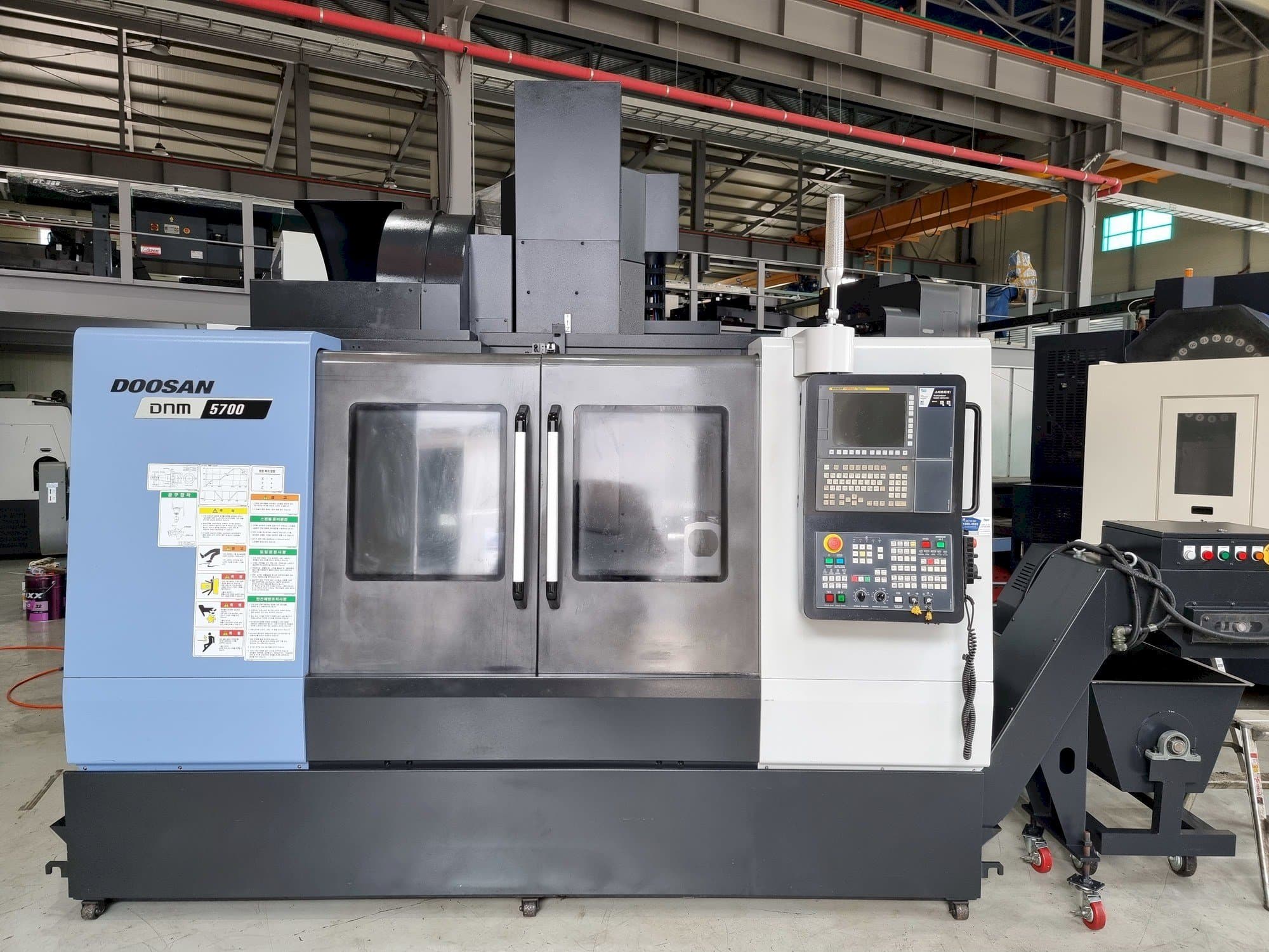 Čelní pohled  na Doosan DNM 5700  stroj