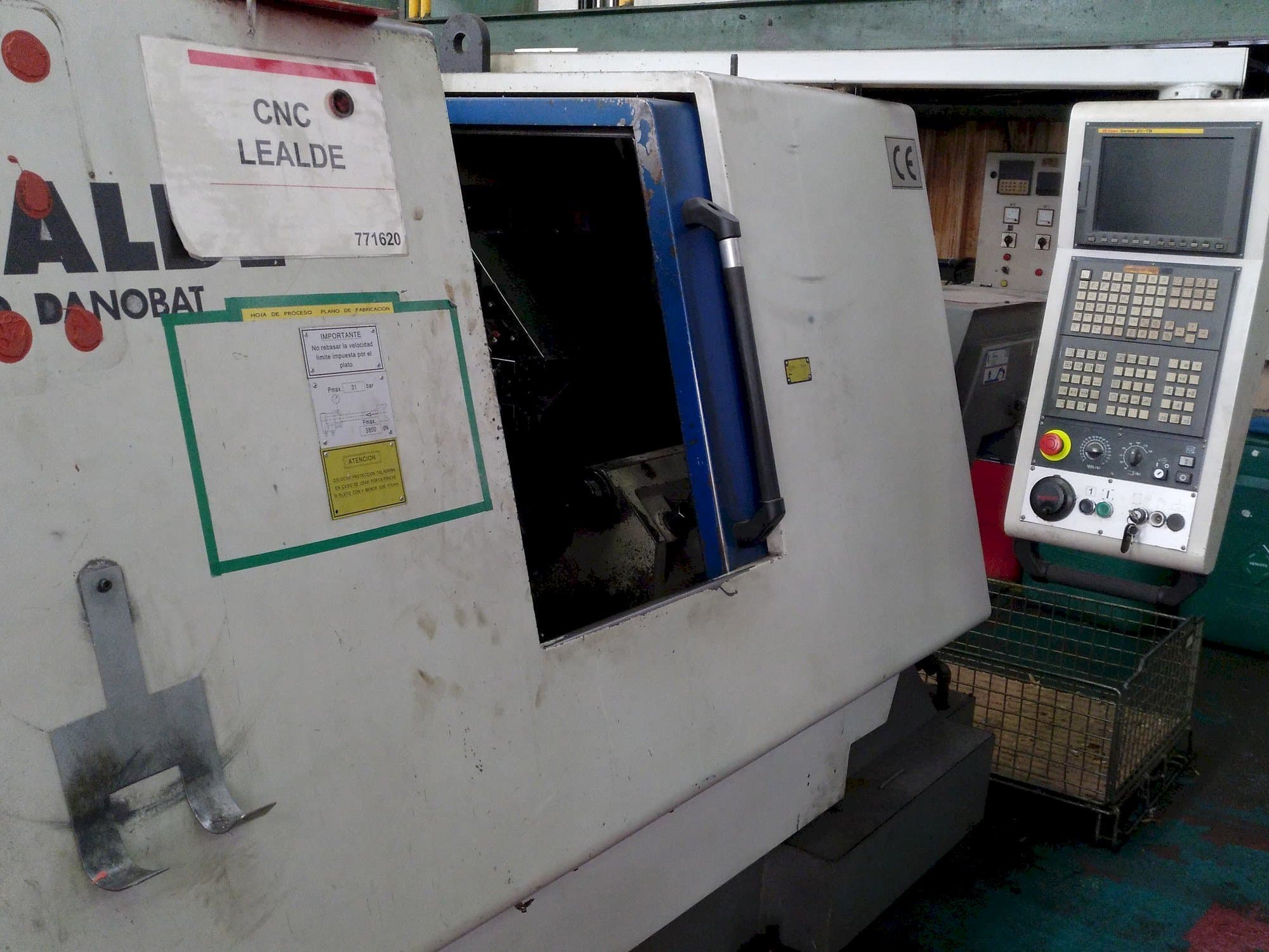 Čelní pohled na Lealde TNC 10 stroj