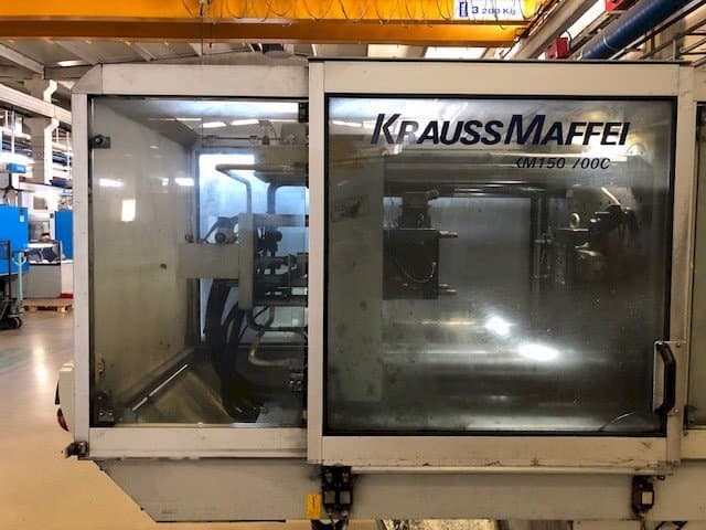 Čelní pohled na Krauss Maffei 150-700 C2 stroj