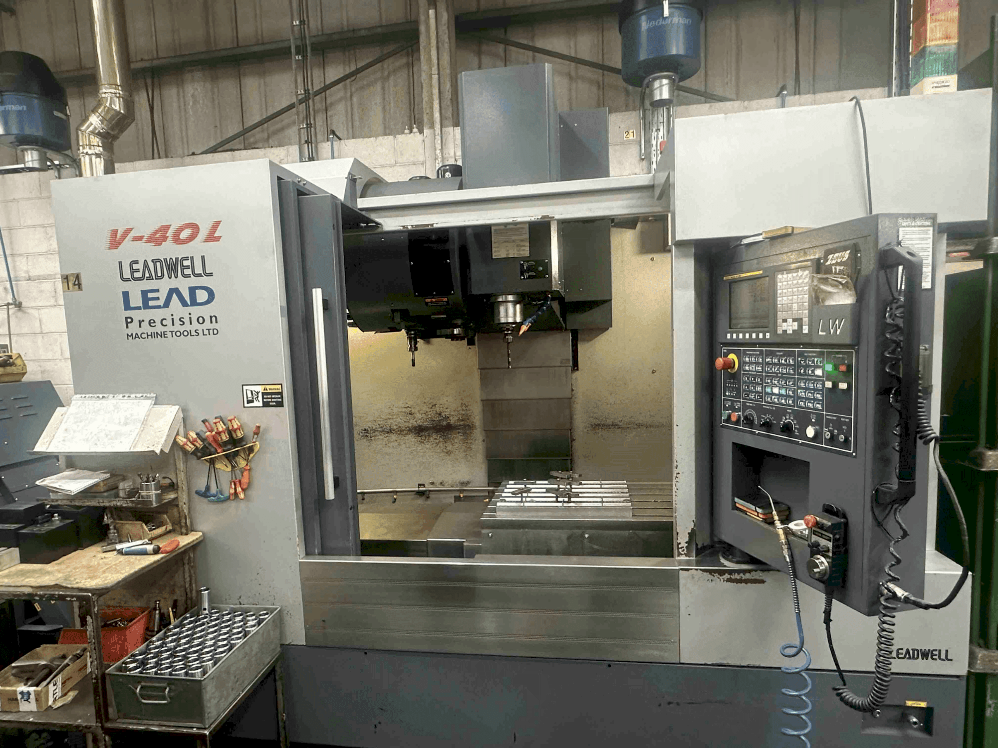 Čelní pohled na Leadwell V-40L stroj