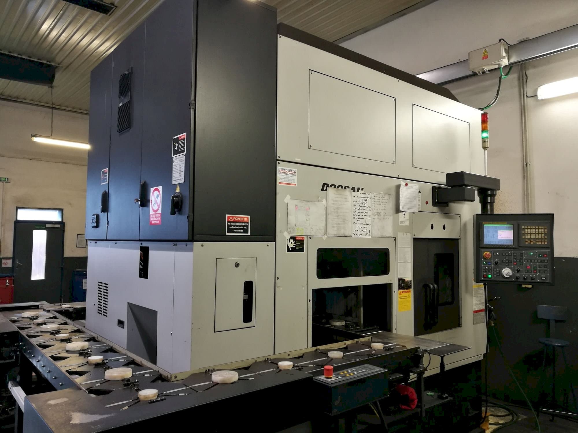 Čelní pohled na Doosan Puma Inverturn 3000M stroj