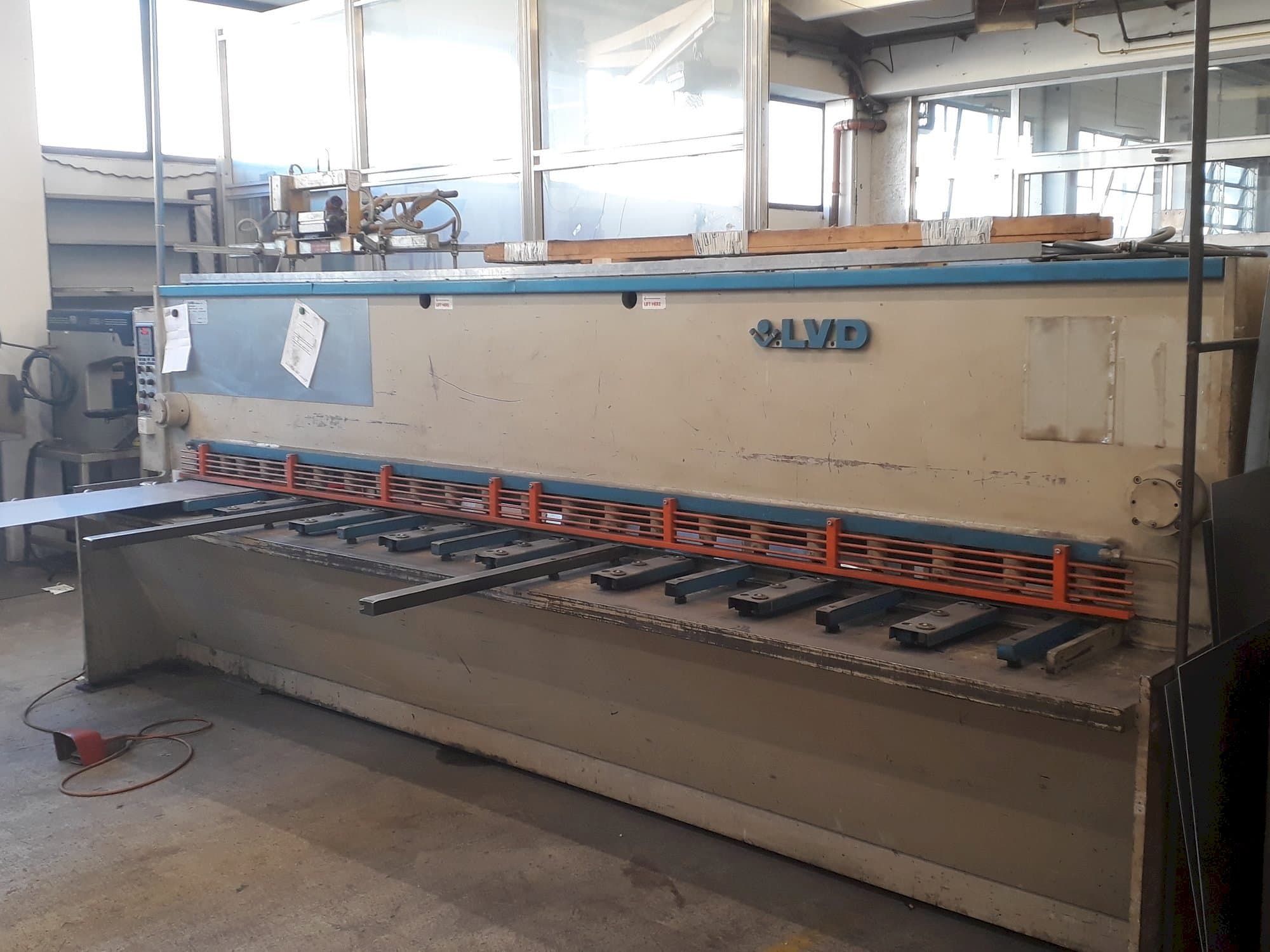 Čelní pohled na LVD HST 40/6 stroj