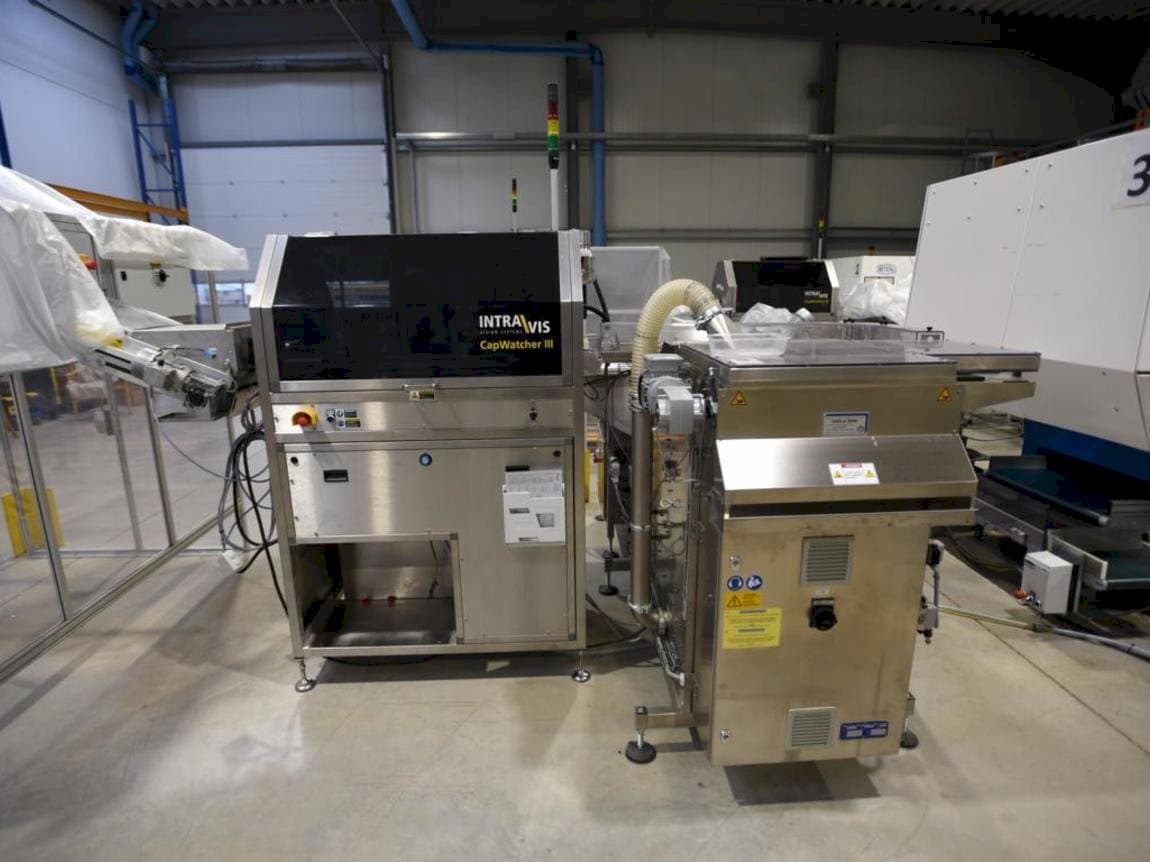 Čelní pohled na INTRAVIS Capwatcher 6431 stroj