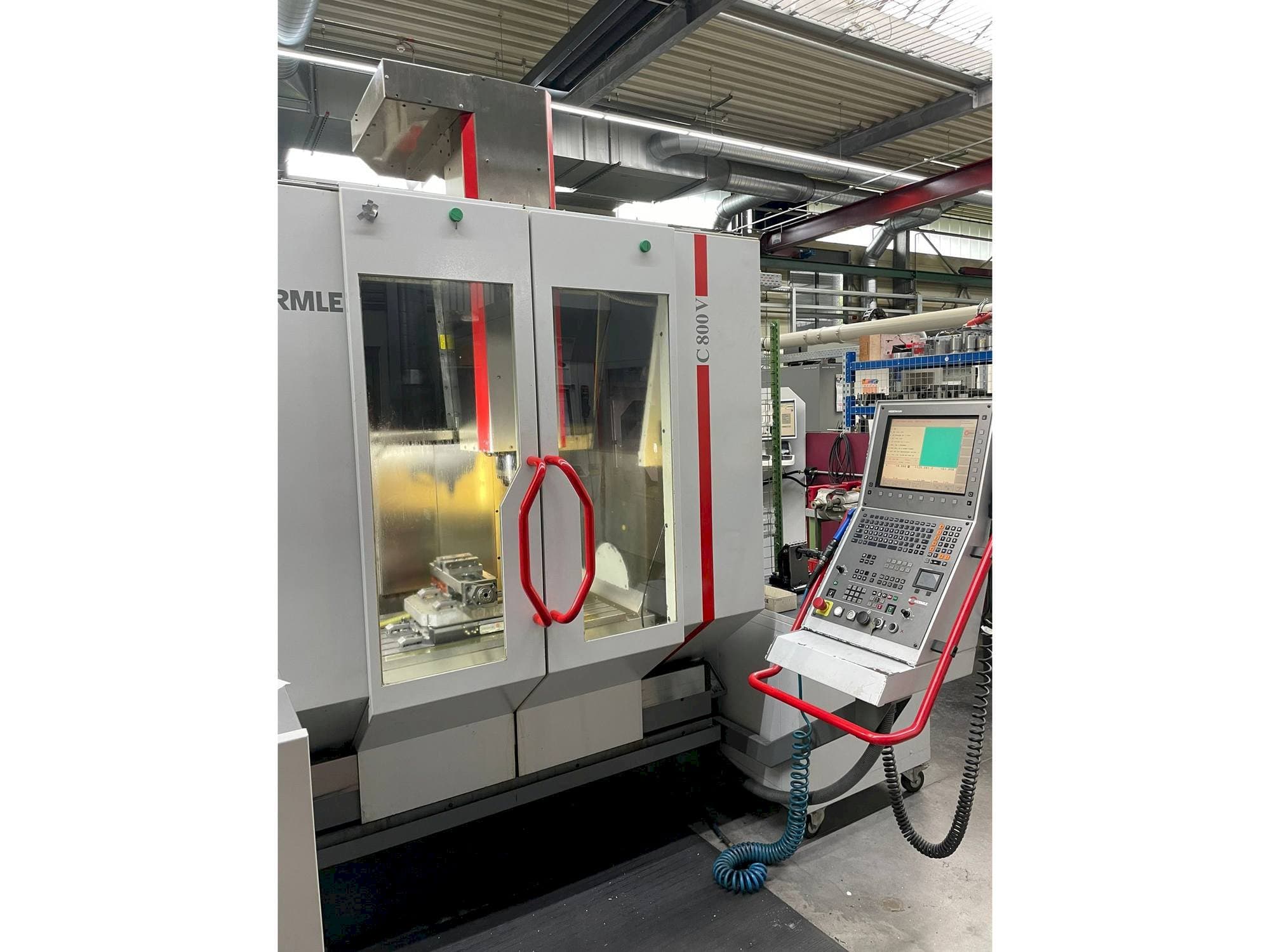 Čelní pohled na HERMLE C 800 V stroj
