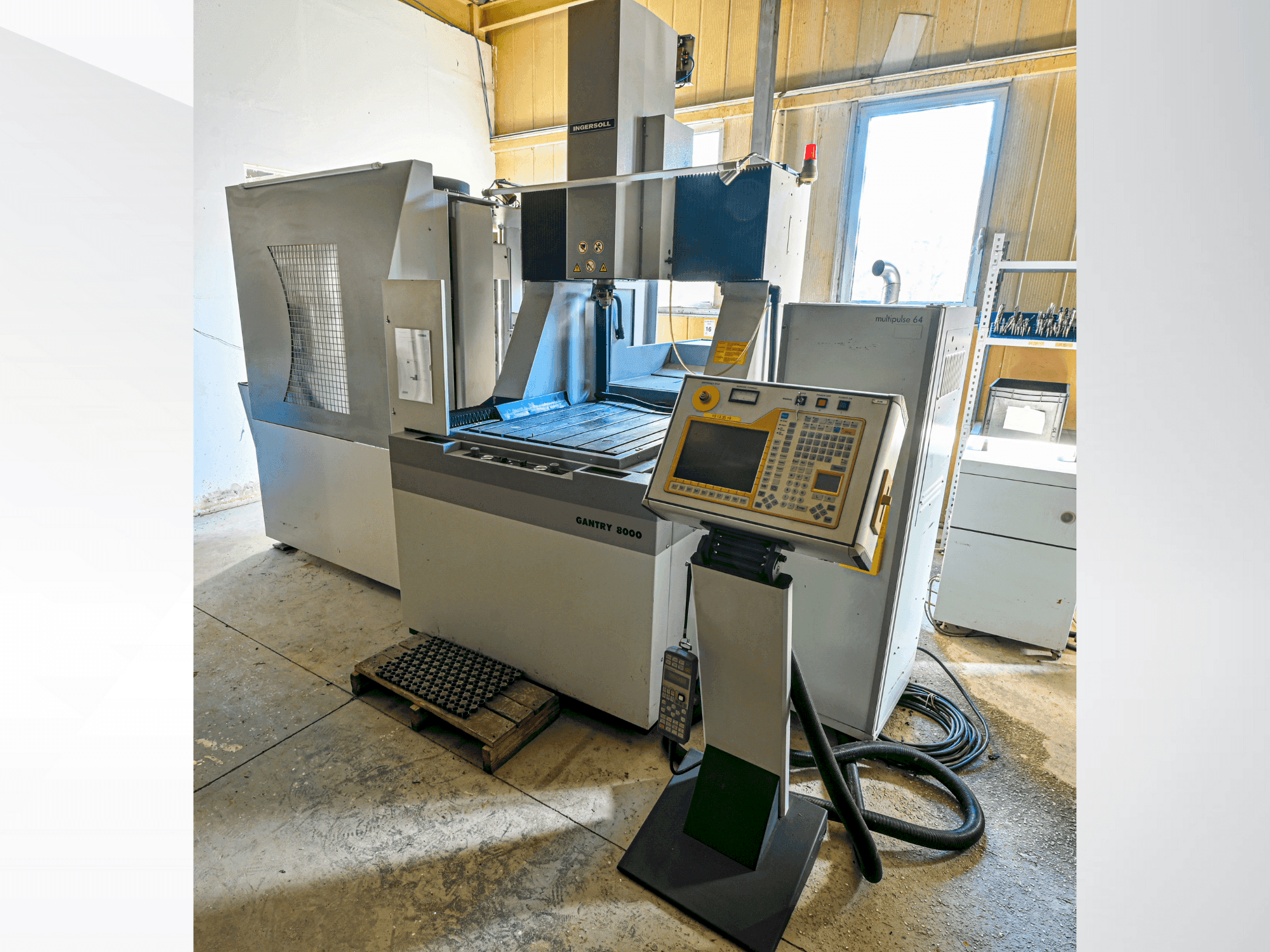 Čelní pohled na OPS INGERSOLL Gantry 8000 stroj