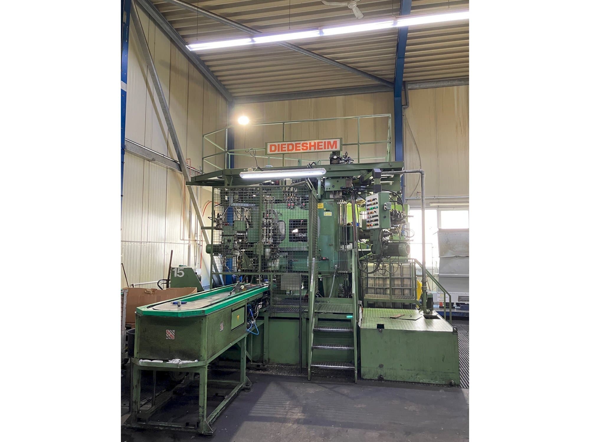 Čelní pohled na DIEDESHEIM Diamat 70-6 stroj