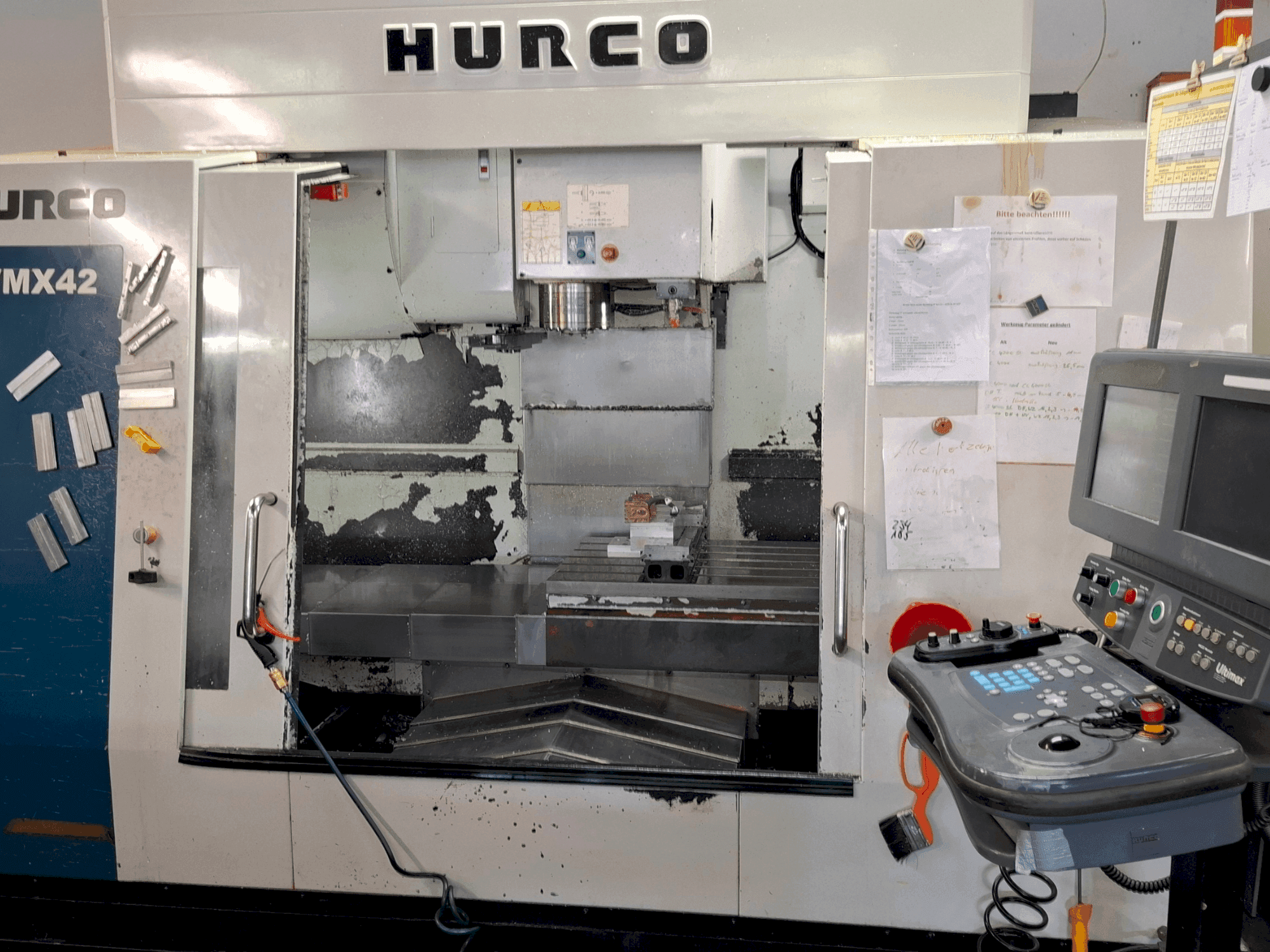Čelní pohled na Hurco VMX 42 stroj