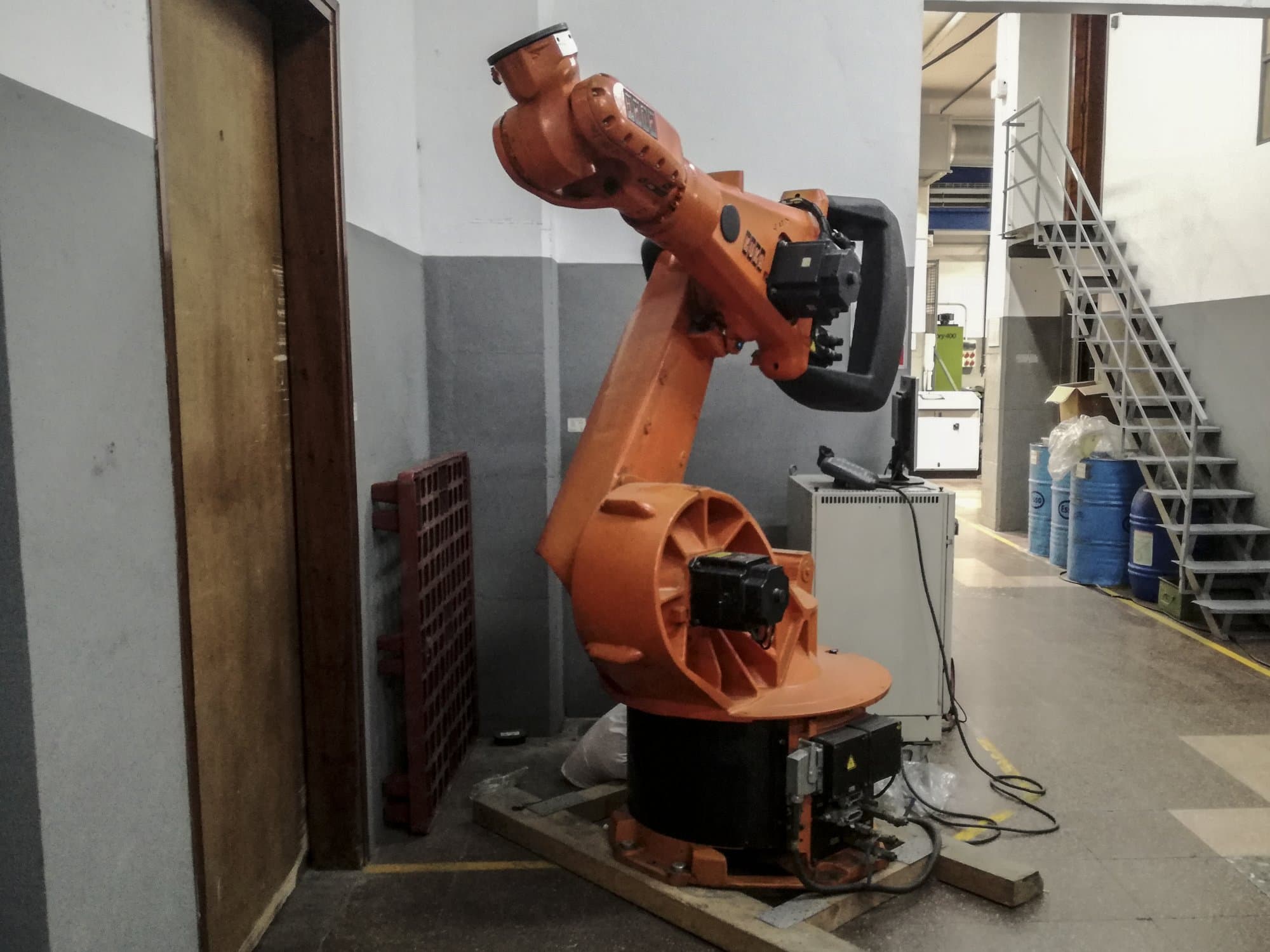 Levý pohled na KUKA KR 150-2 (VKR C1) stroj