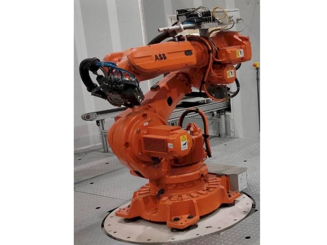 Čelní pohled na ABB IRB 6620-150/2.2 stroj