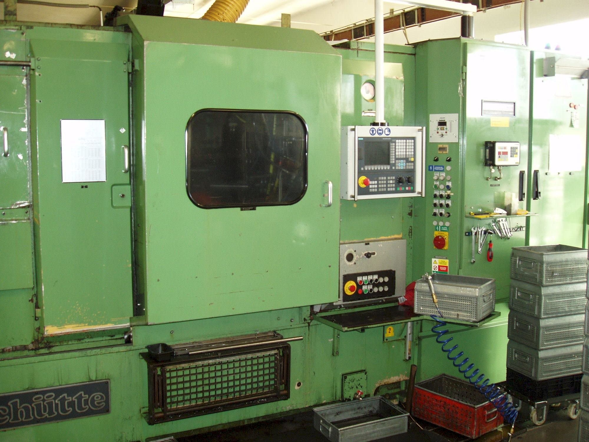 Čelní pohled na Schuette SF81 stroj