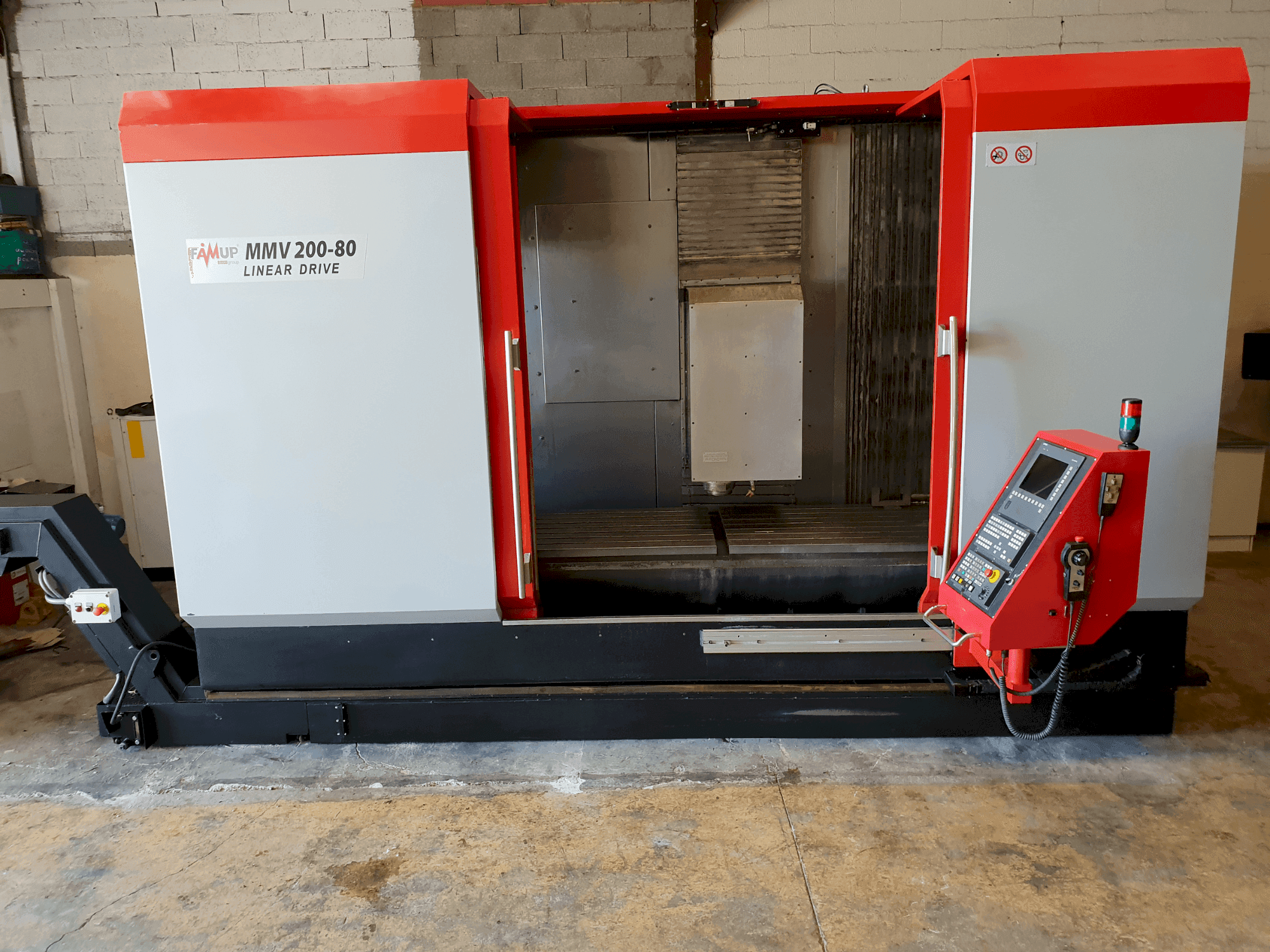 Čelní pohled na FAMUP MMV 200-80 Linear Drive stroj