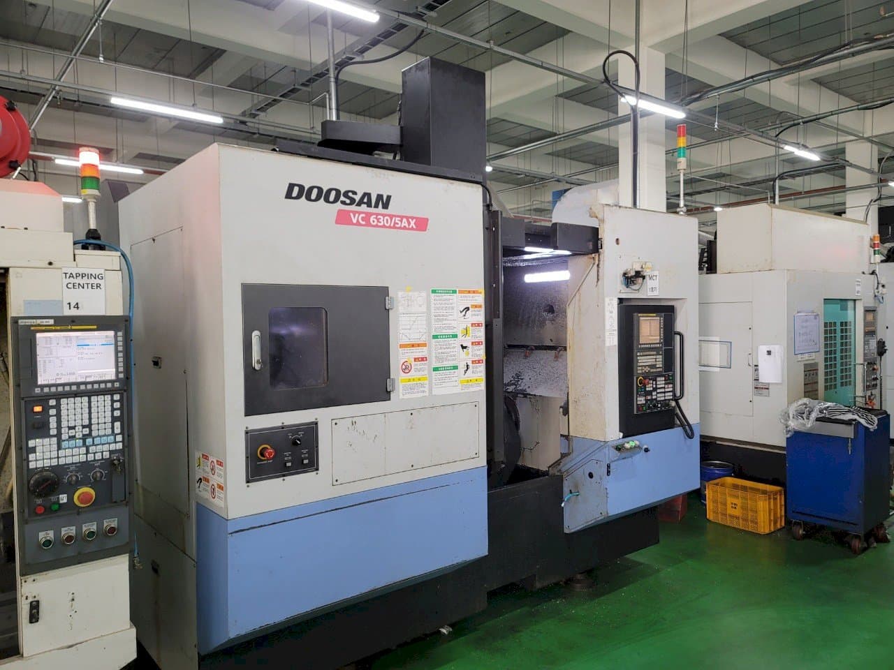 Čelní pohled na Doosan VC 630/5AX stroj