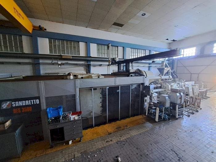 Čelní pohled na SANDRETTO HES 3500 stroj