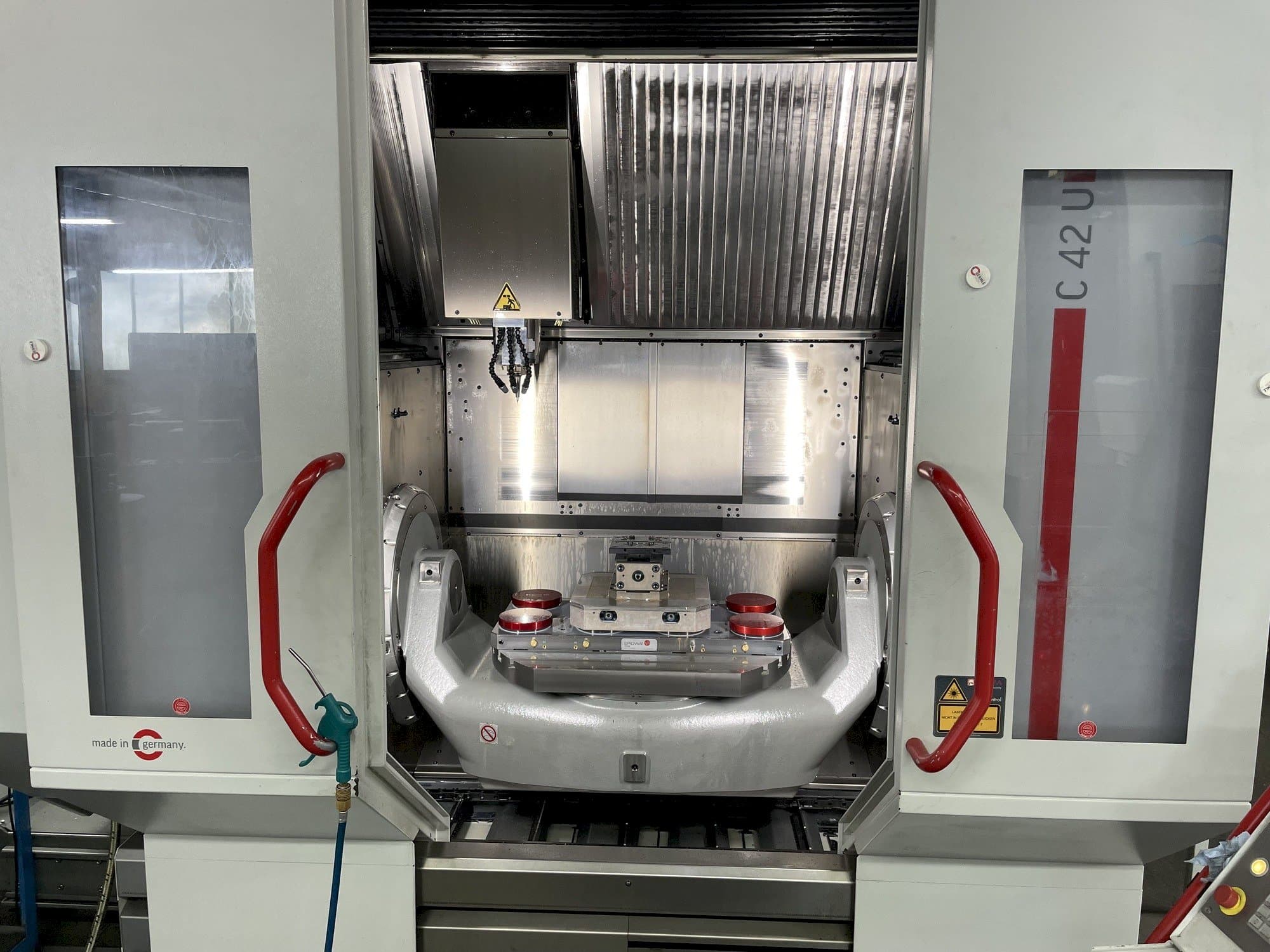 Čelní pohled na HERMLE C 42 U stroj