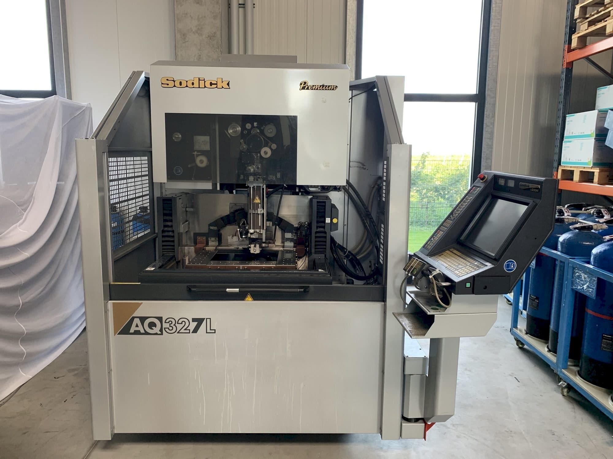 Čelní pohled na Sodick AQ327L stroj