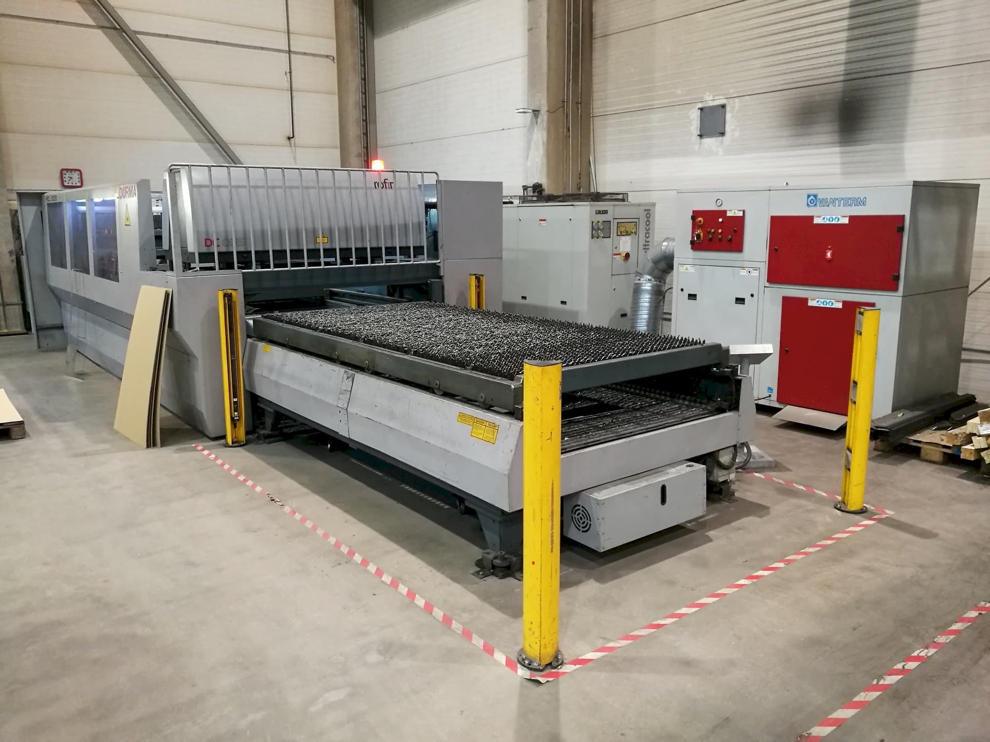 Levý boční pohled na Durma HDL 3015 stroj