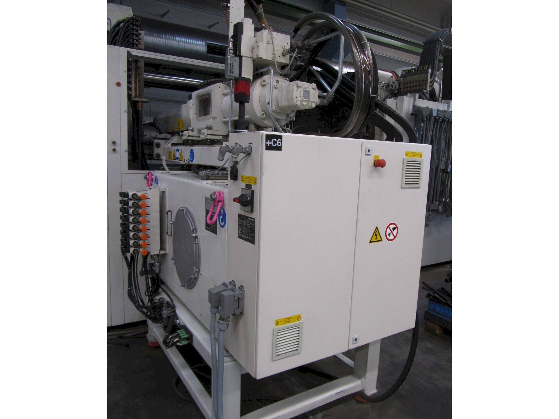 Čelní pohled  na Krauss Maffei 750 BO L  stroj