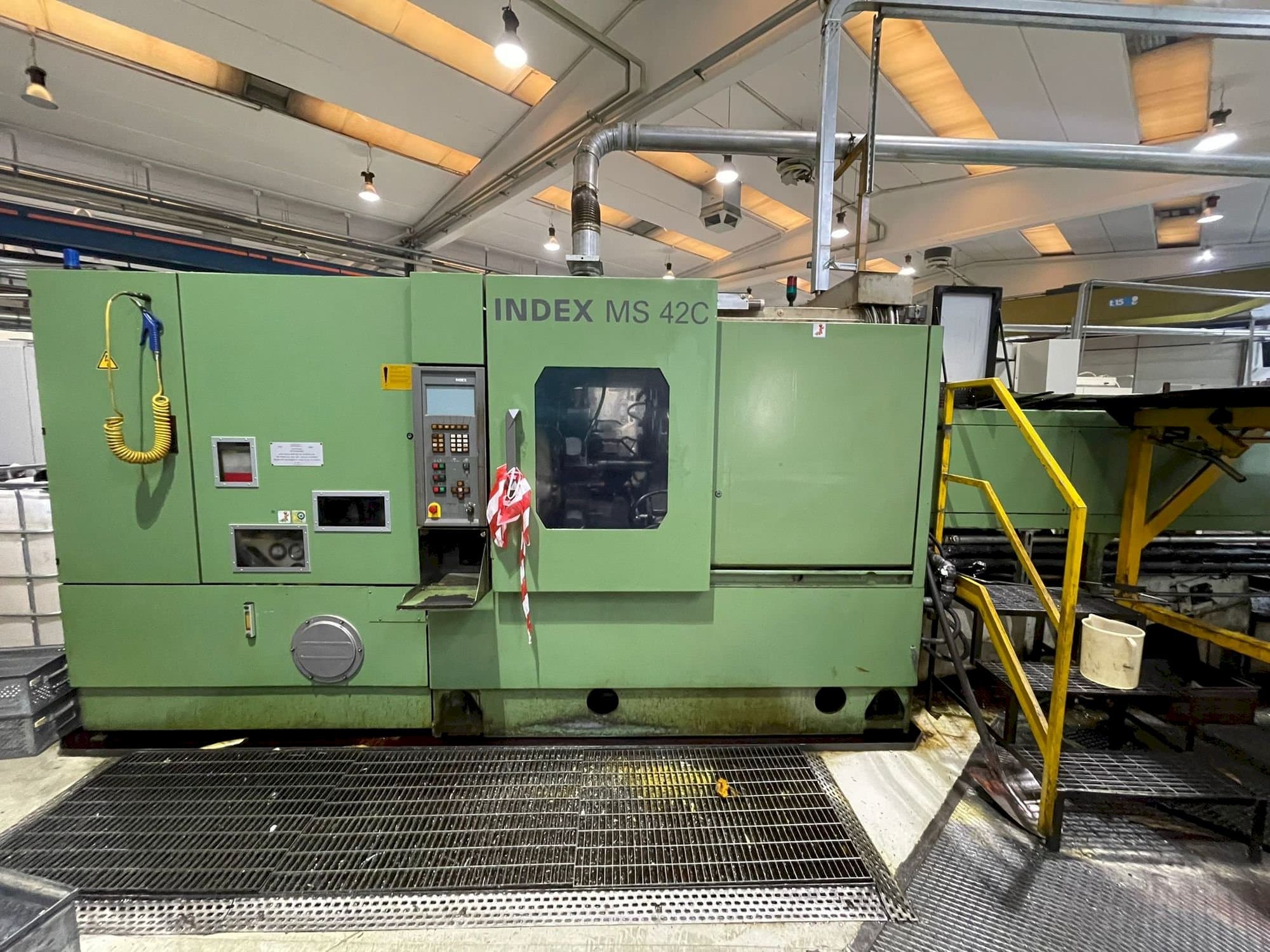 Čelní pohled na Index MS 42C stroj