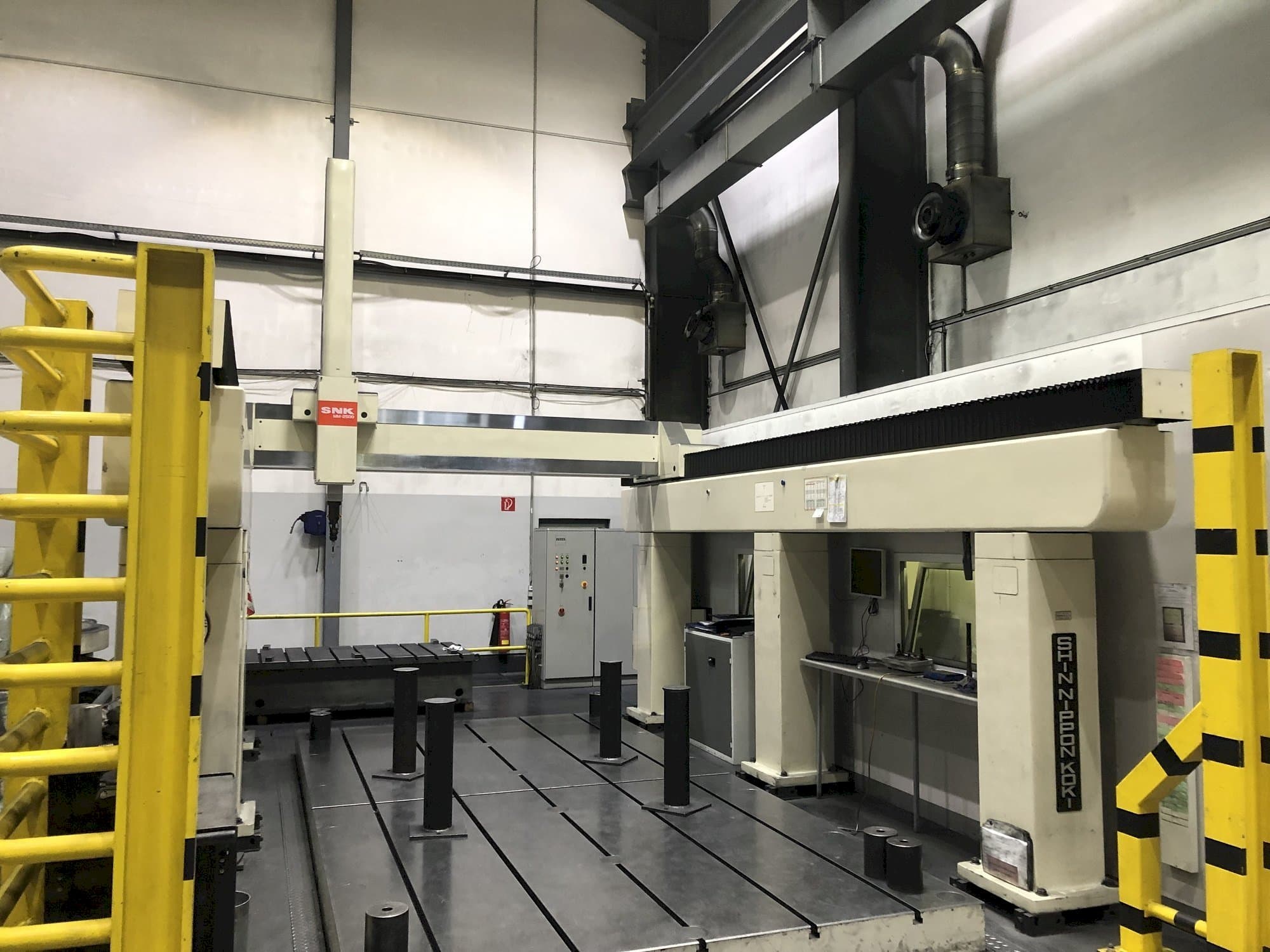 Čelní pohled  na SNK MM2500  stroj
