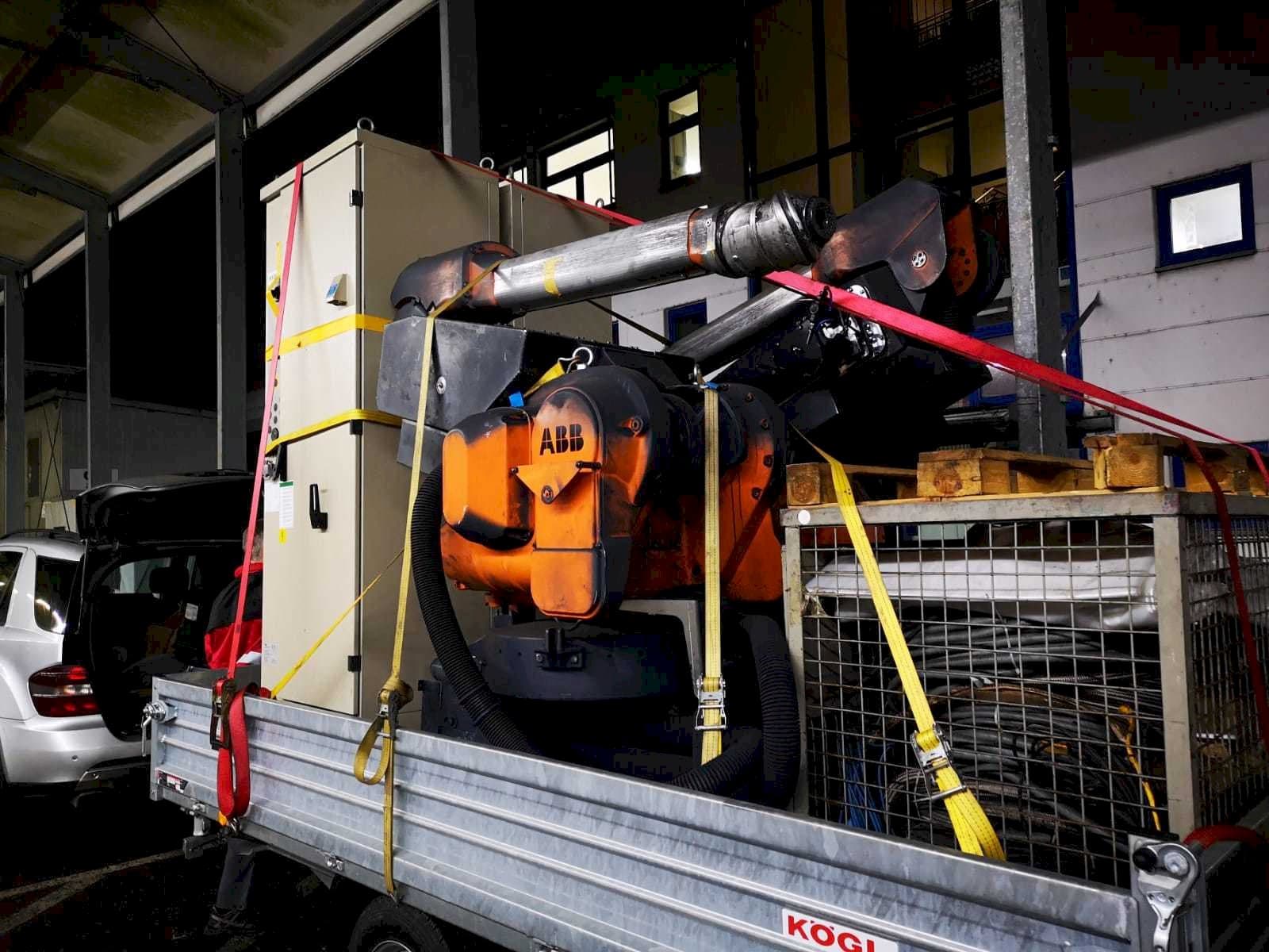 Čelní pohled na ABB IRB 5400 stroj