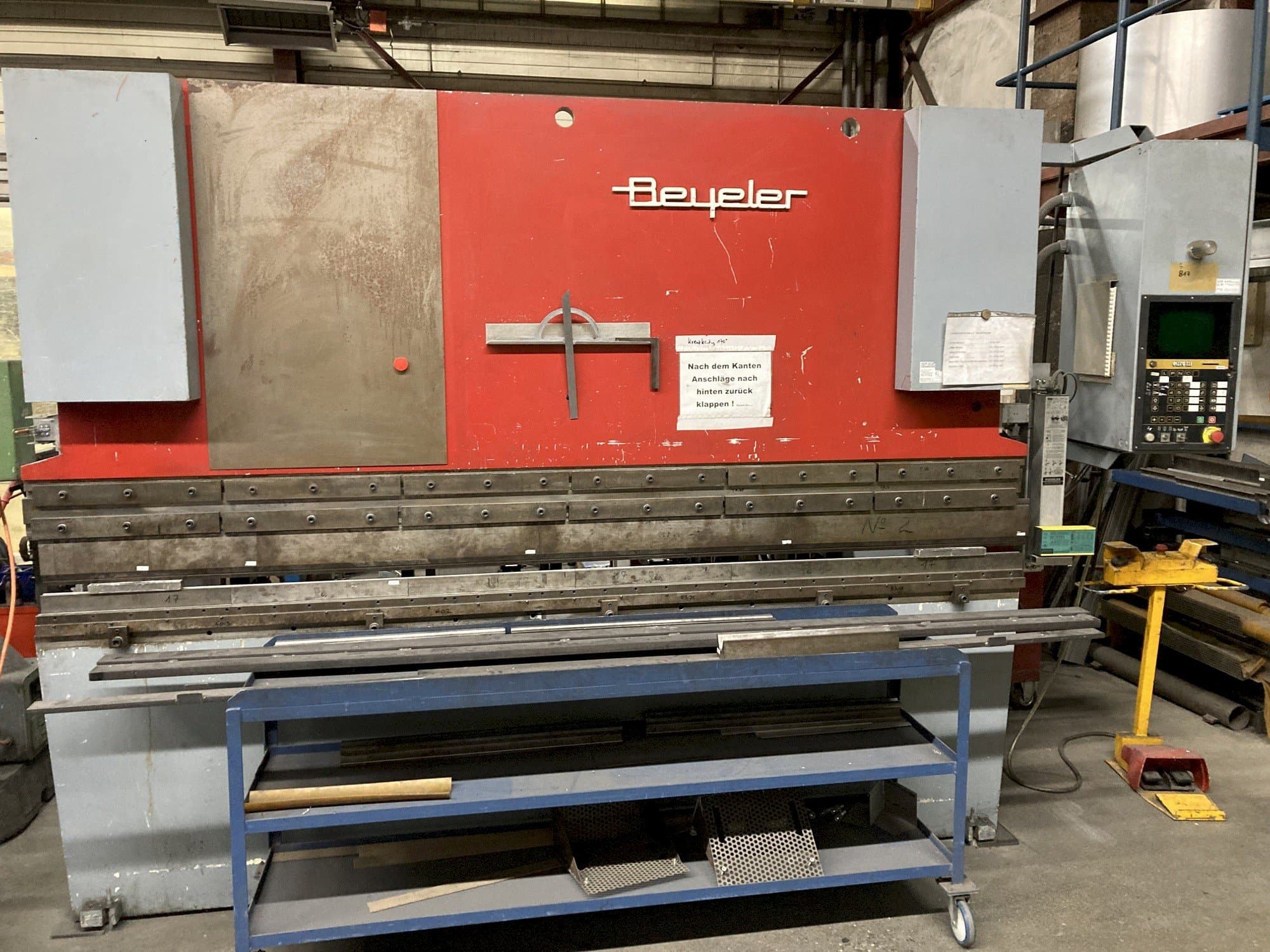 Čelní pohled na BEYELER M3 stroj