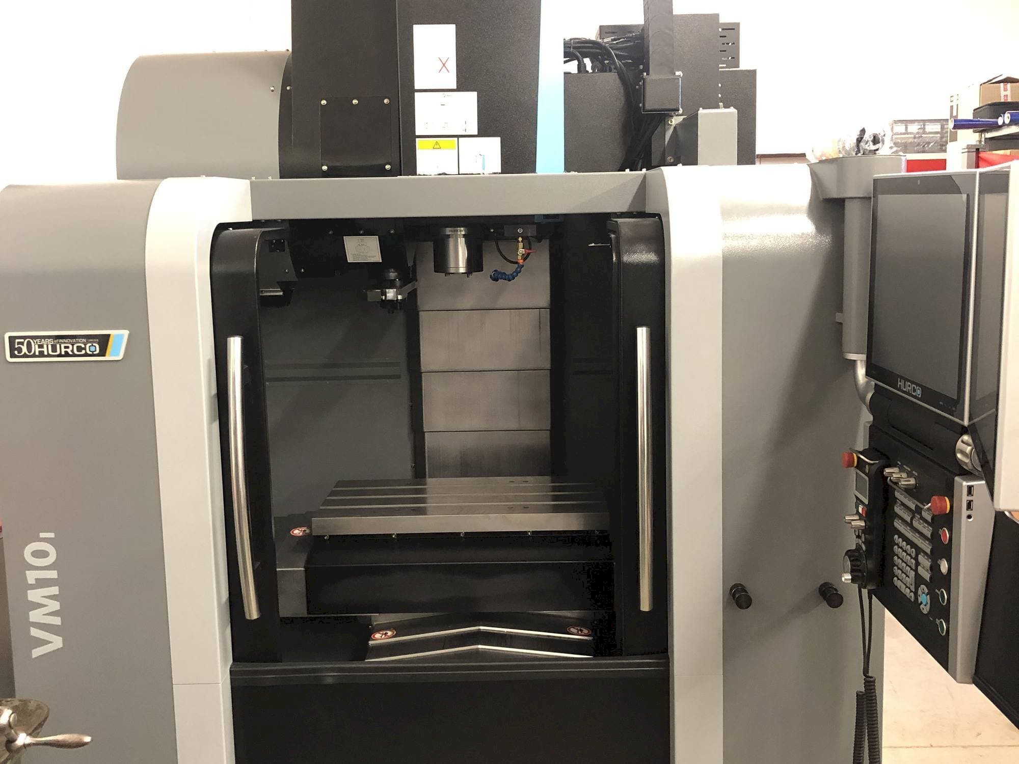 Čelní pohled  na Hurco VM 10 i Plus  stroj