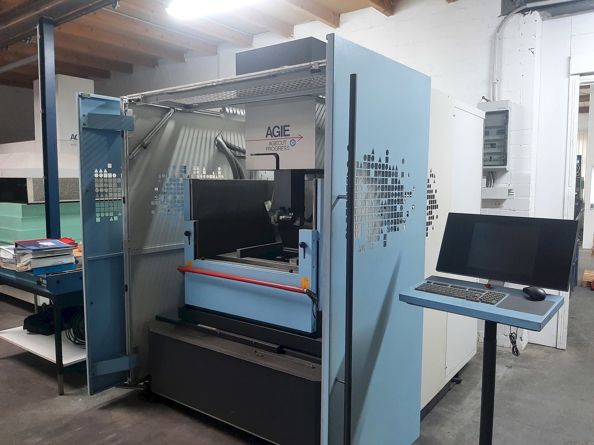 Čelní pohled na AGIE Agiecut Progress 3 stroj