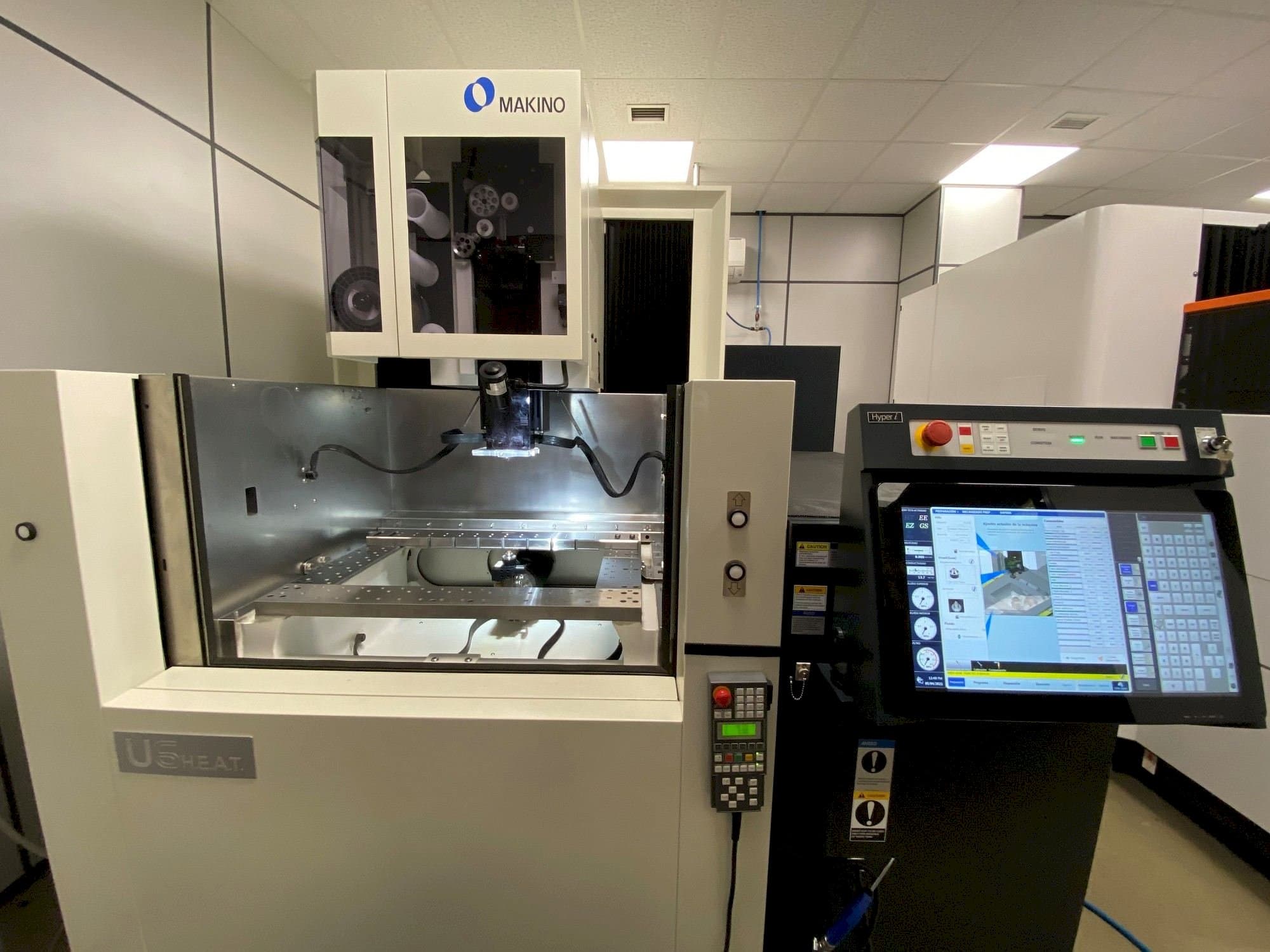 Čelní pohled na Makino U6 H.E.A.T. stroj