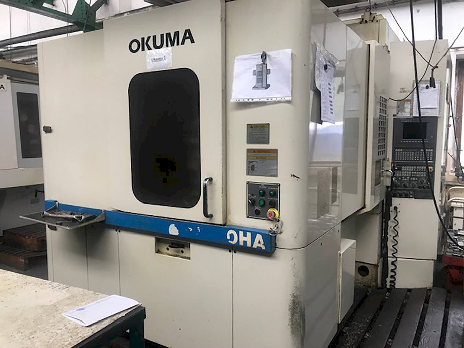 Čelní pohled na Okuma MX-40HA stroj
