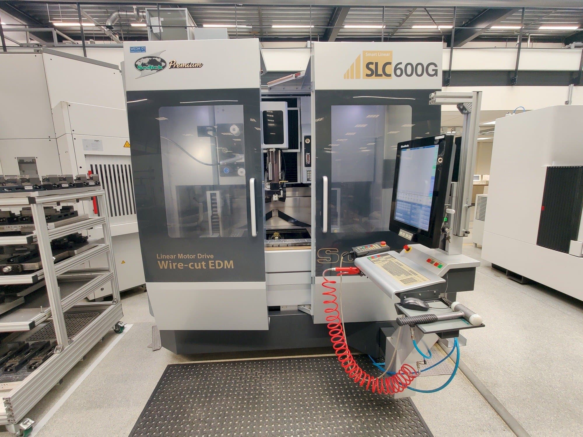 Čelní pohled na Sodick SPW600 stroj