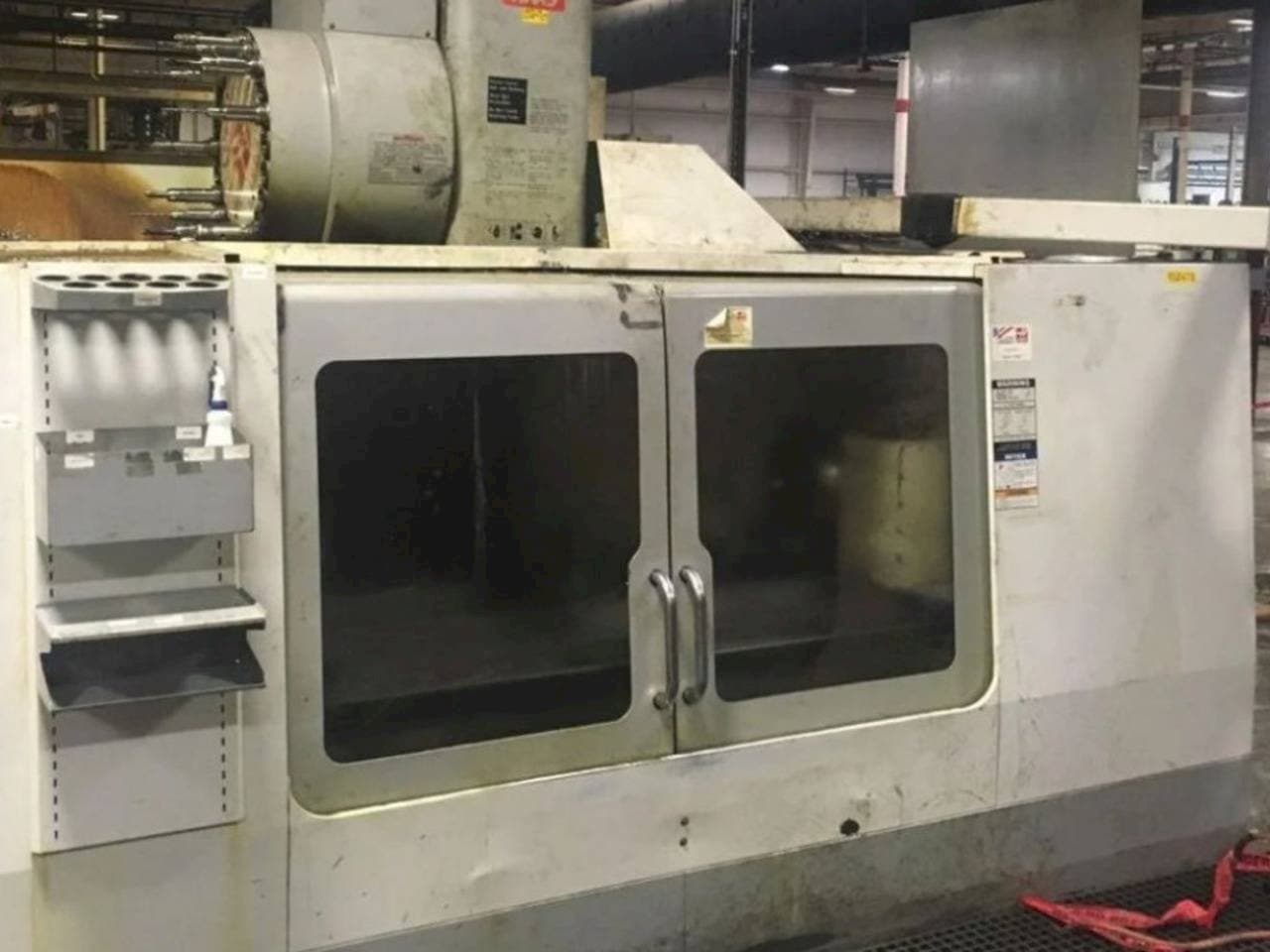 Čelní pohled na HAAS VF-8B/40 stroj